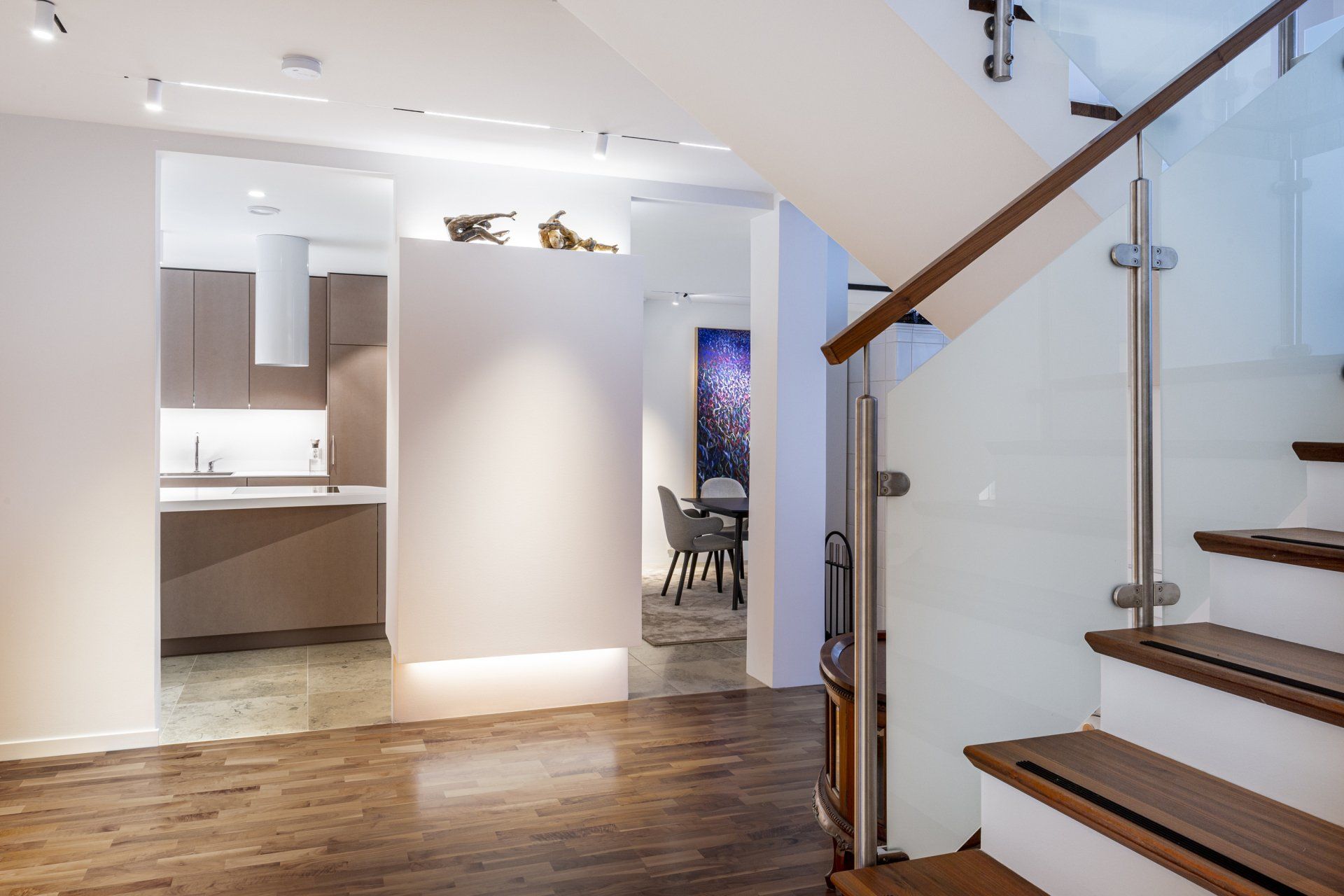 Kodin valaistus. Epäsuora led-valaistus kalusteessa. Modular Pista kiskovalaisin. 