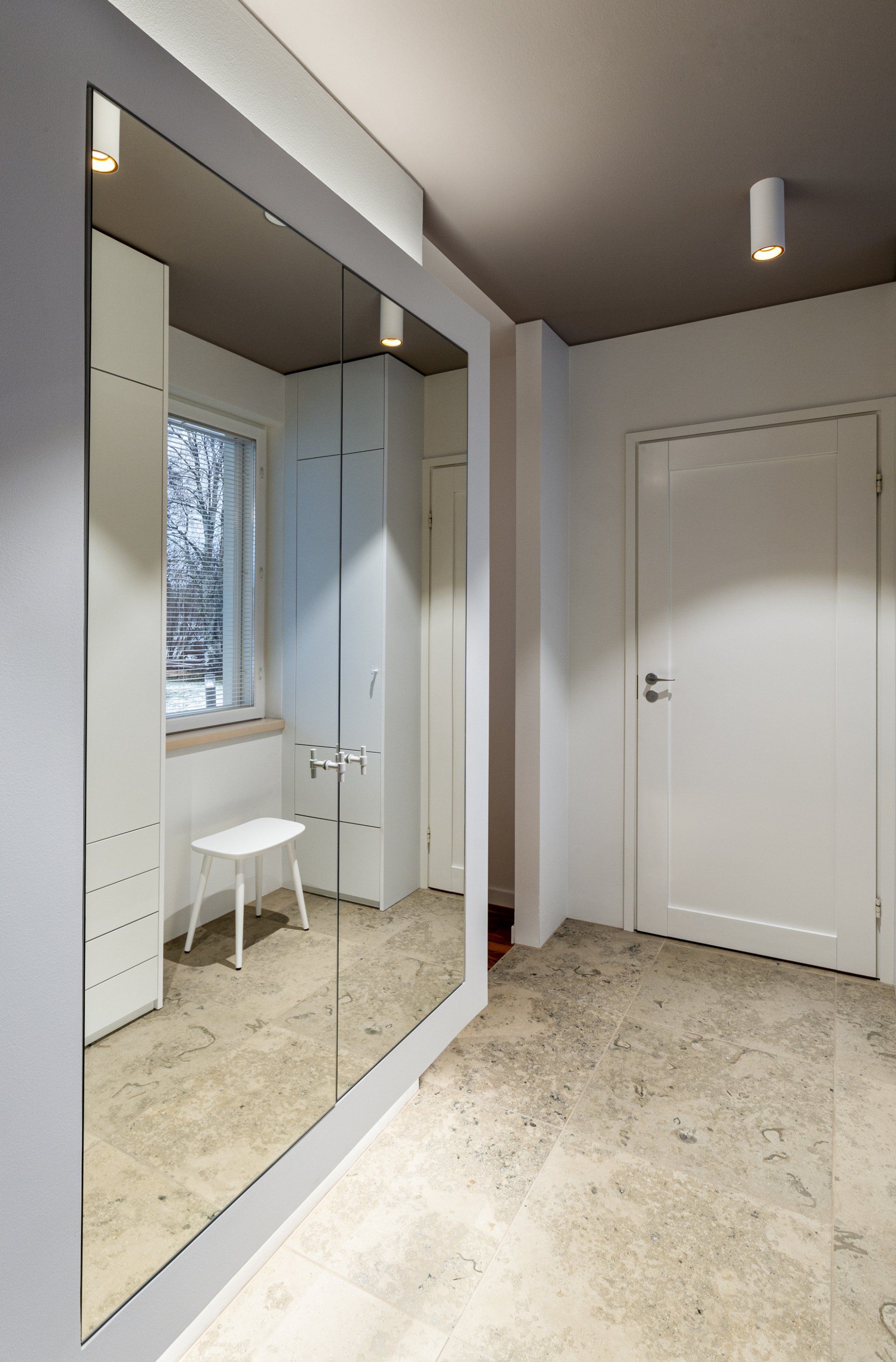 Eteisen säilytystilakalusteet. Peiliovikaappi mittatilauksena. 