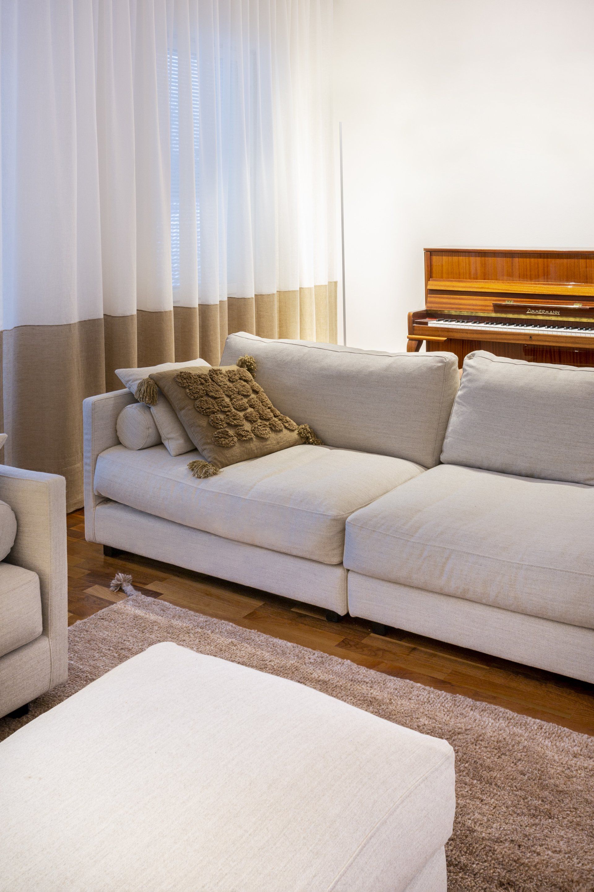 Kodin sisustussuunnittelu. Olohuoneen irtokaluste- ja tekstiilihankinnat. 