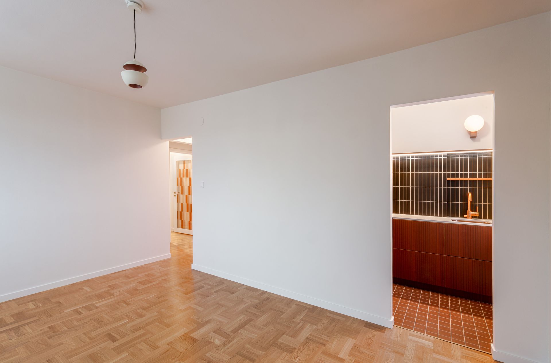 Kaksion remontti. Keittiöremontti, seinien maalaus ja parketin hionta. 