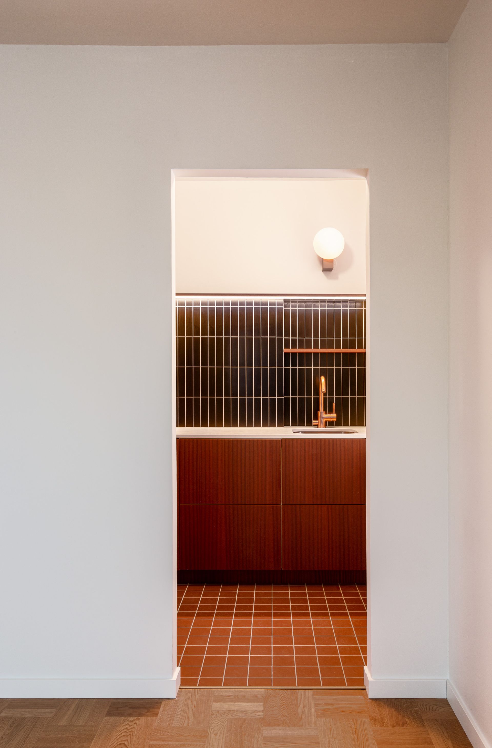 Keittokomero 60-luvun henkeen. Tapwell kuparinen keittiöhana, seinävalaisin ja välitilalaatta pystyladonnalla. 