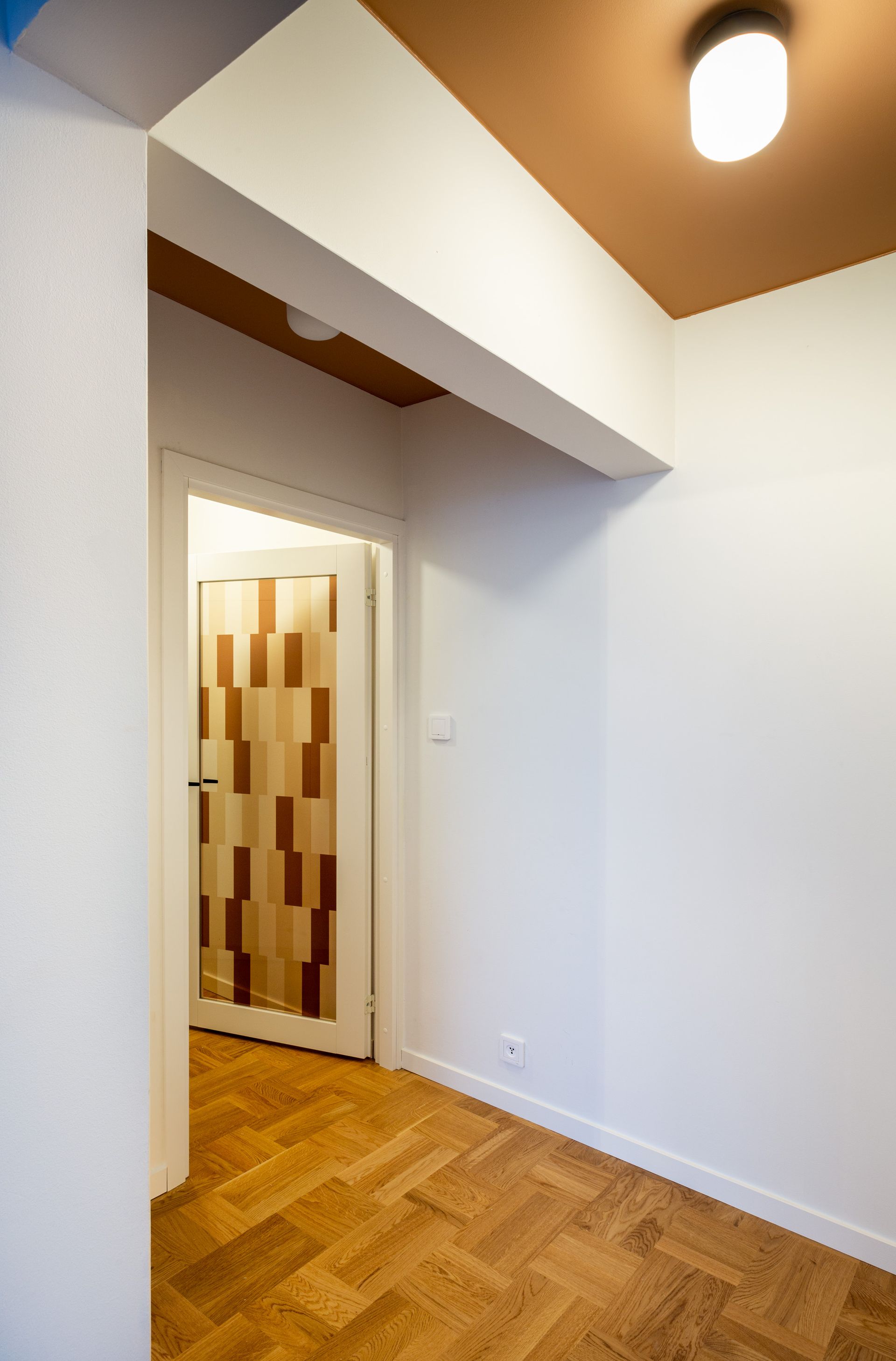 Graafinen suunnittelu sisustuksessa - ruudullinen oviteippaus.