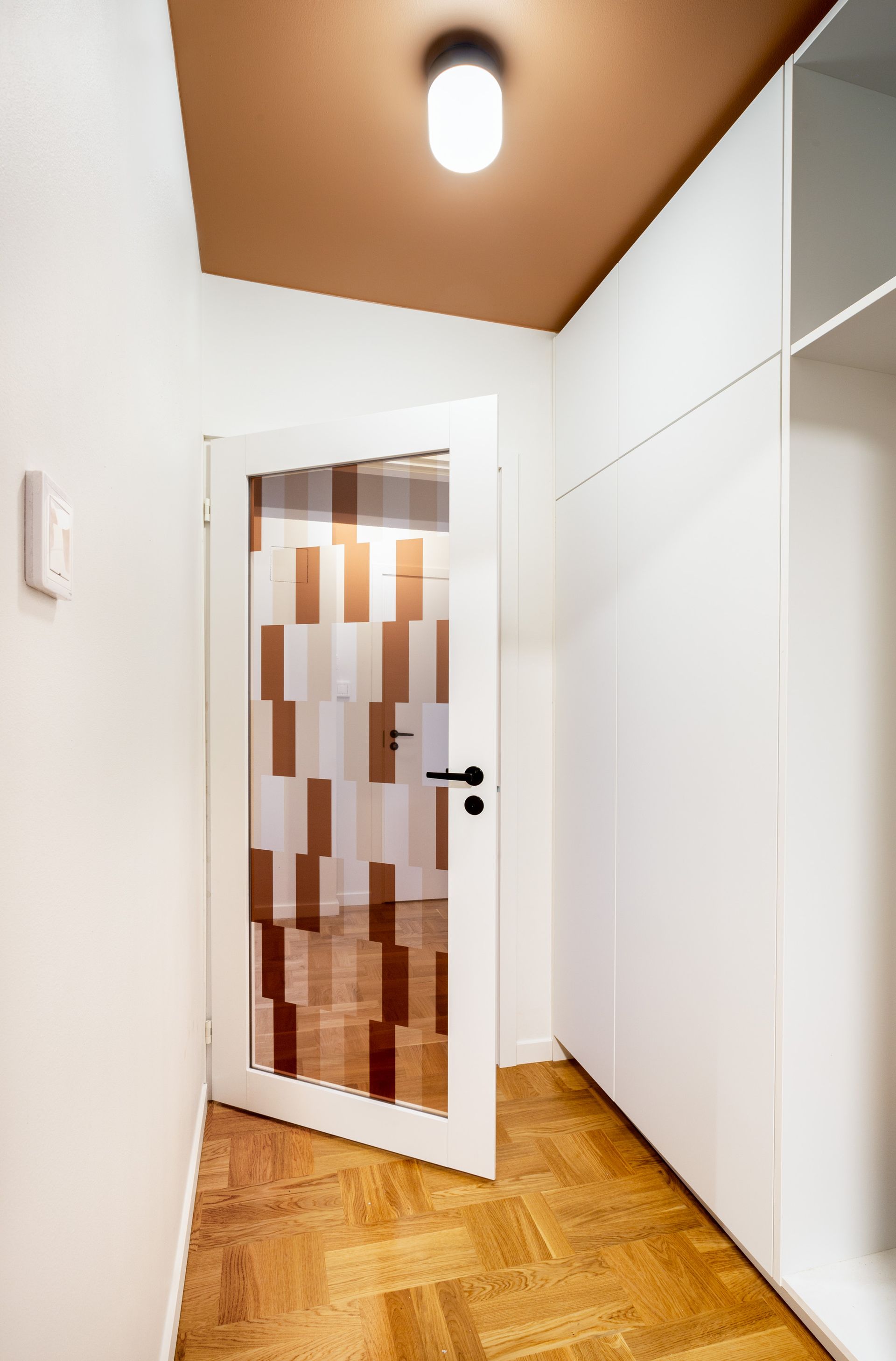 Läpikuultava ikkunteippaus 60-luvun henkeen. 