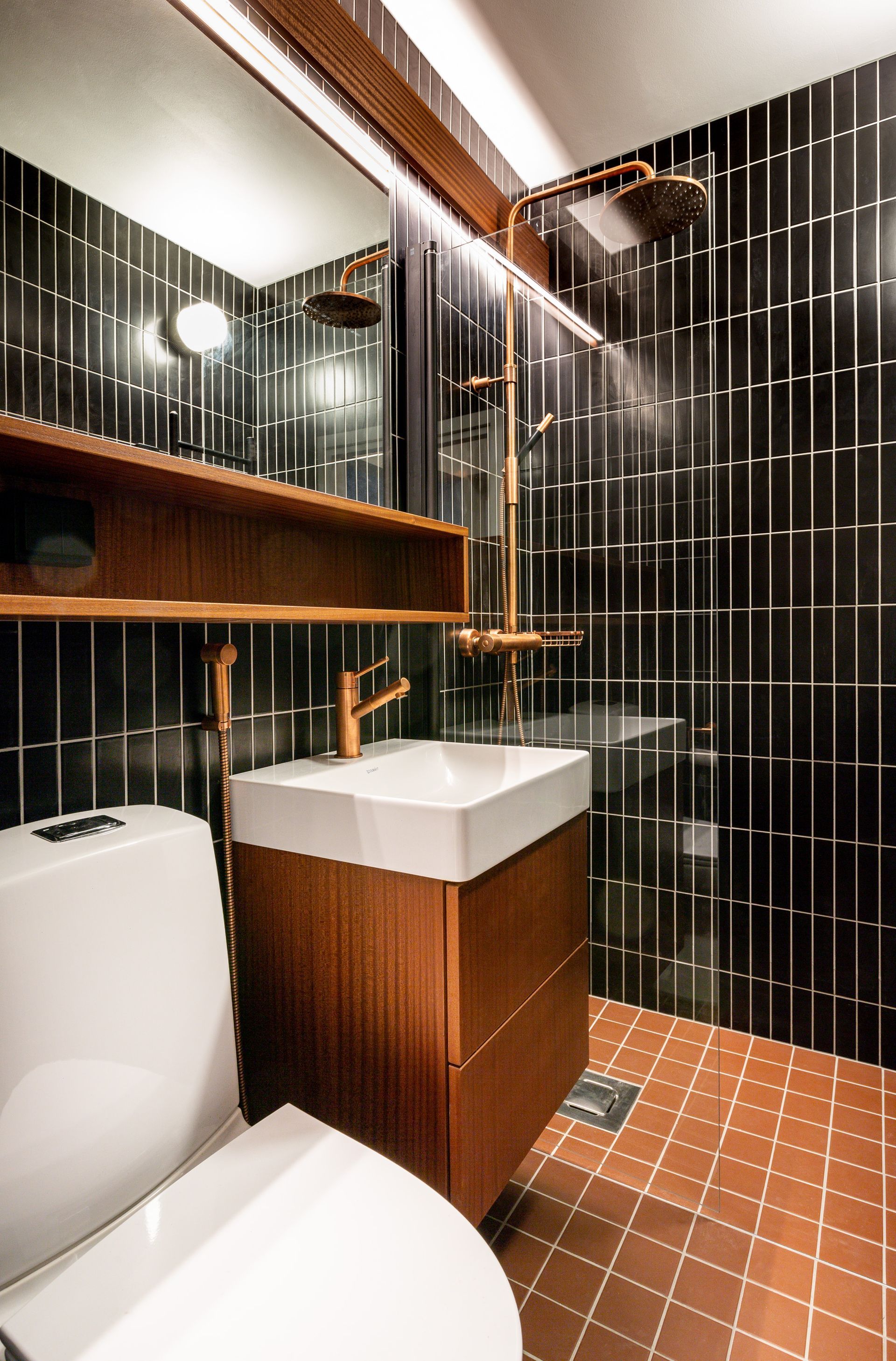 60-luvun kylpyhuoneremontti. Kalusteet mahonkia. Tapwell kuparinen allashana ja suihkuhana. Mustat laatat kylpyhuoneessa. 