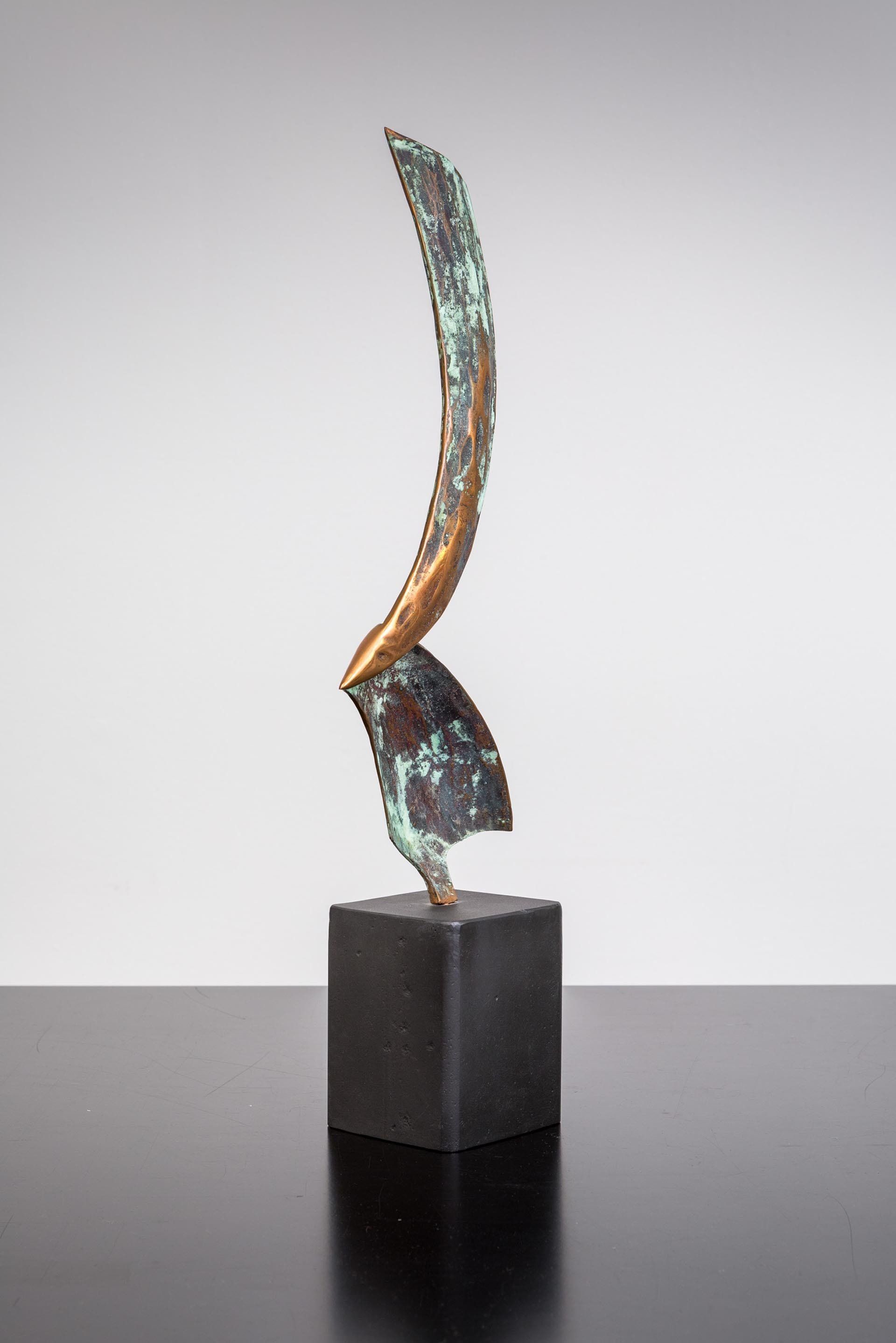 Liekin muotoinen veistos näyttelyssä.