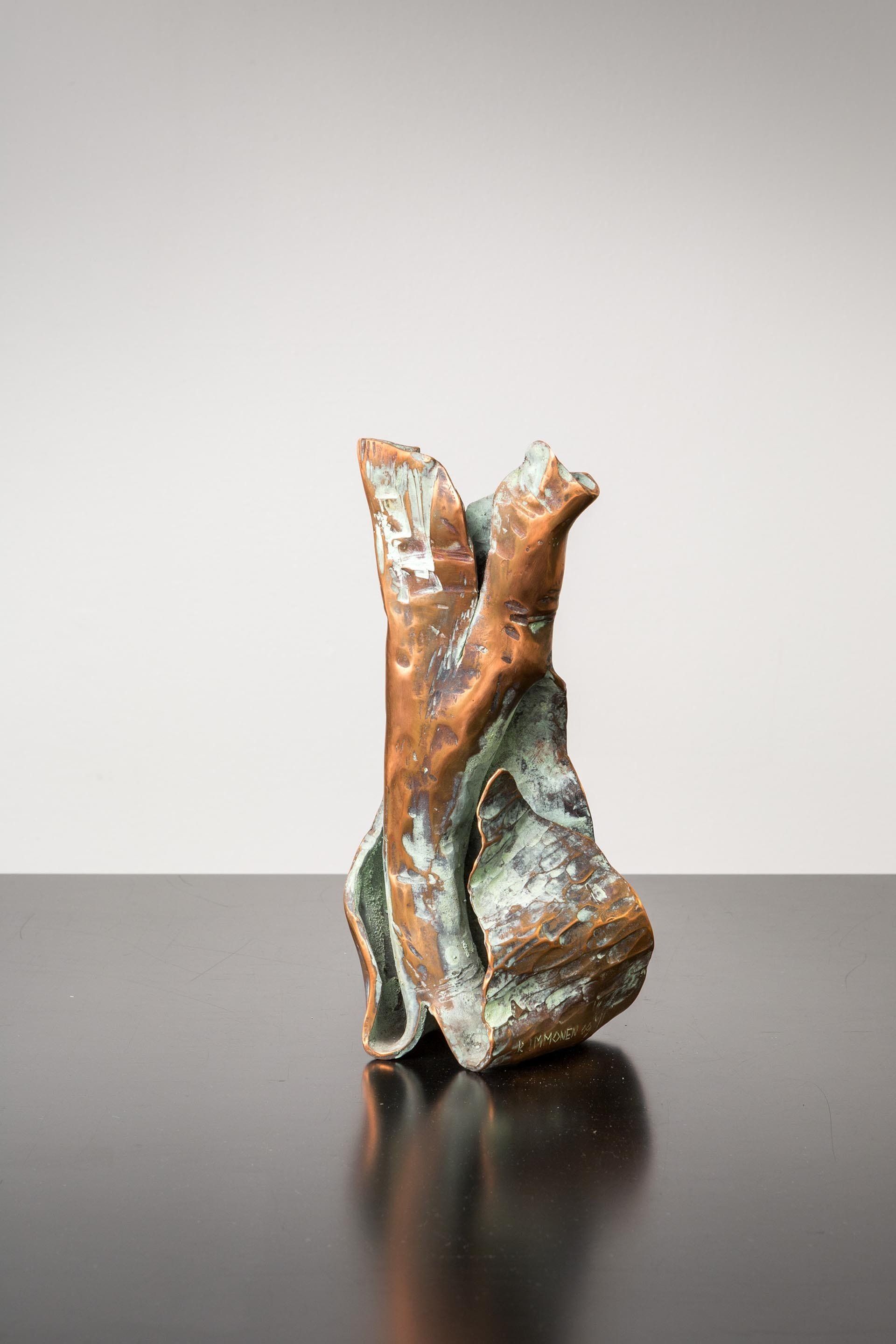 Kuvanveistäjä Risto Immosen taideteos. Nupun muotoinen veistos. 