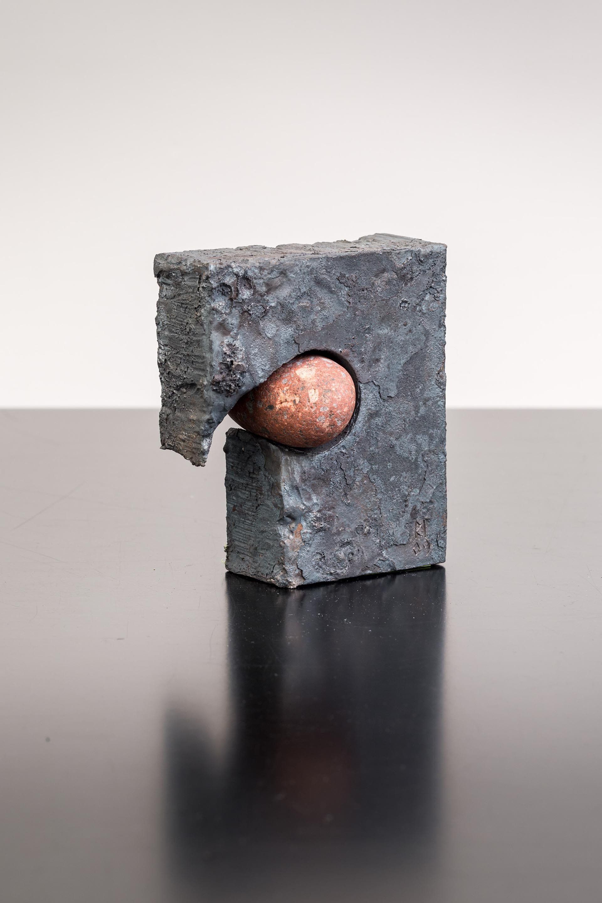 RIsto Immosen muistonäyttelyn veistos teos Pesäke. 