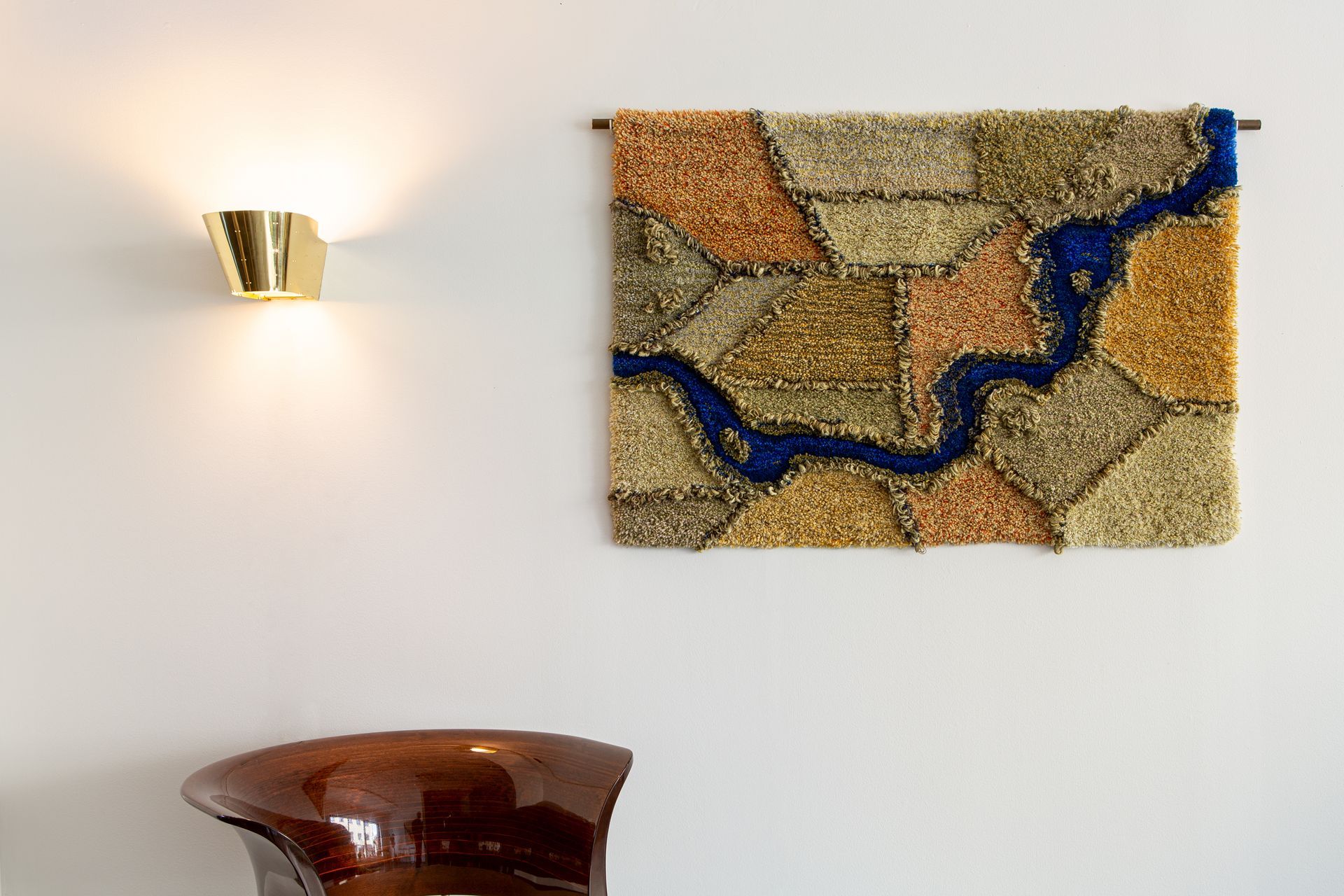 Ryijy sisustuksessa. Seinävalaisin Gubi Tynell messinkiä. 