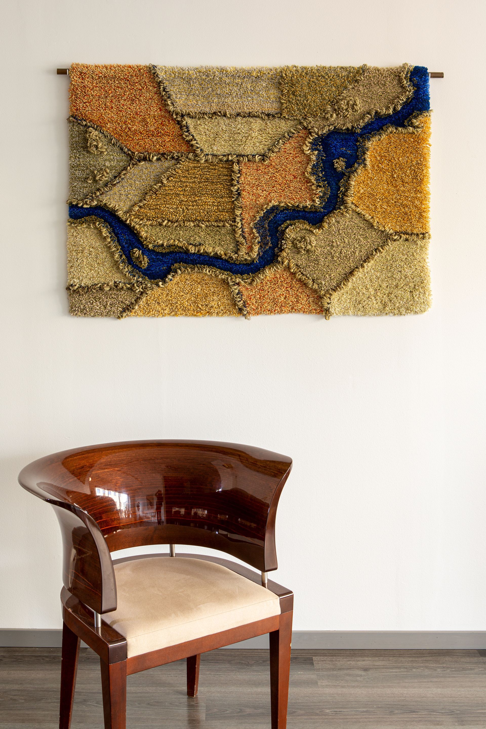 Kirsi Eskelisen tekstiiliteos. Ryijyssä Kyrönjoki. 