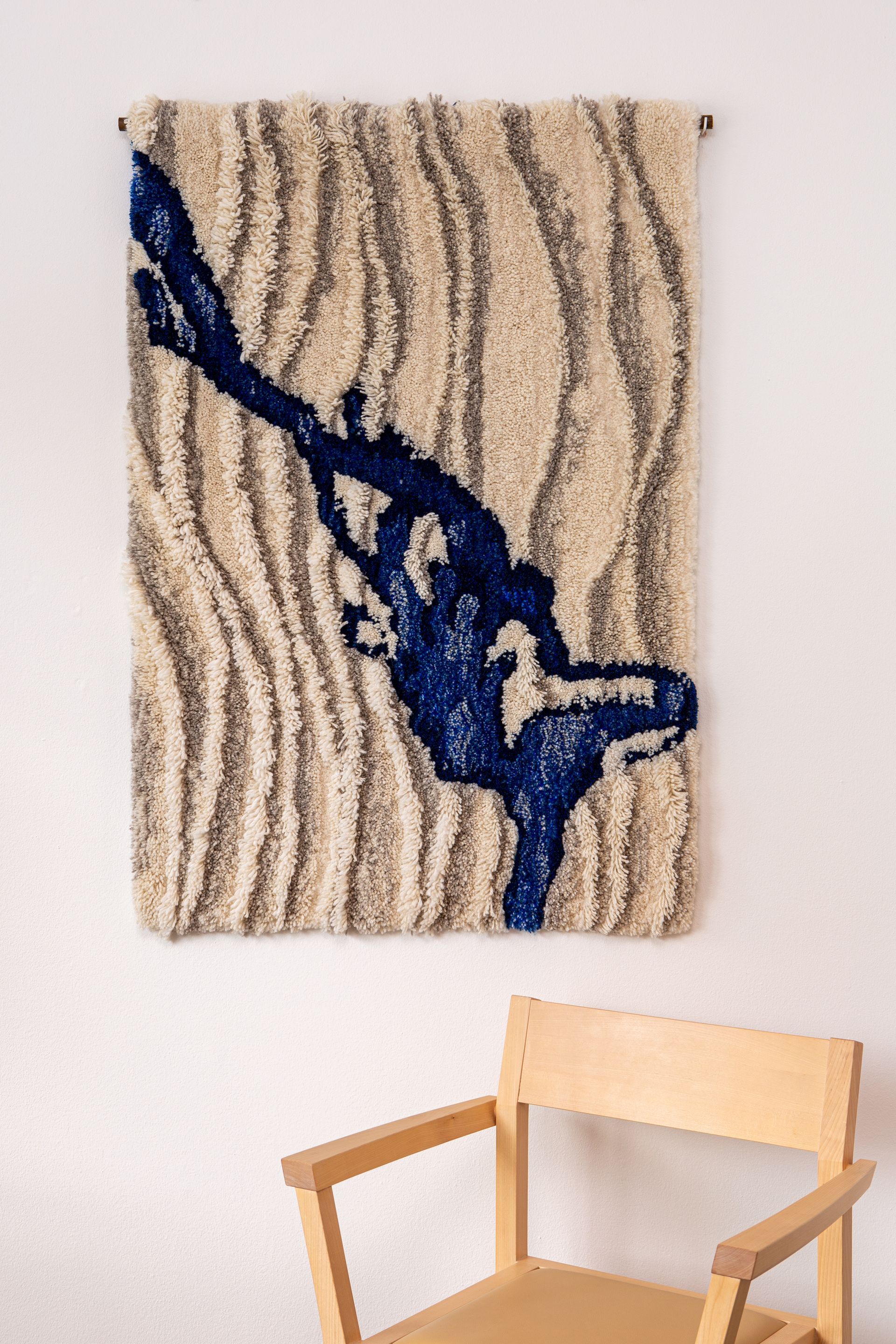 Kirsi Eskelisen tesktiiliteos Ounasjoki. Moderni ryijy.