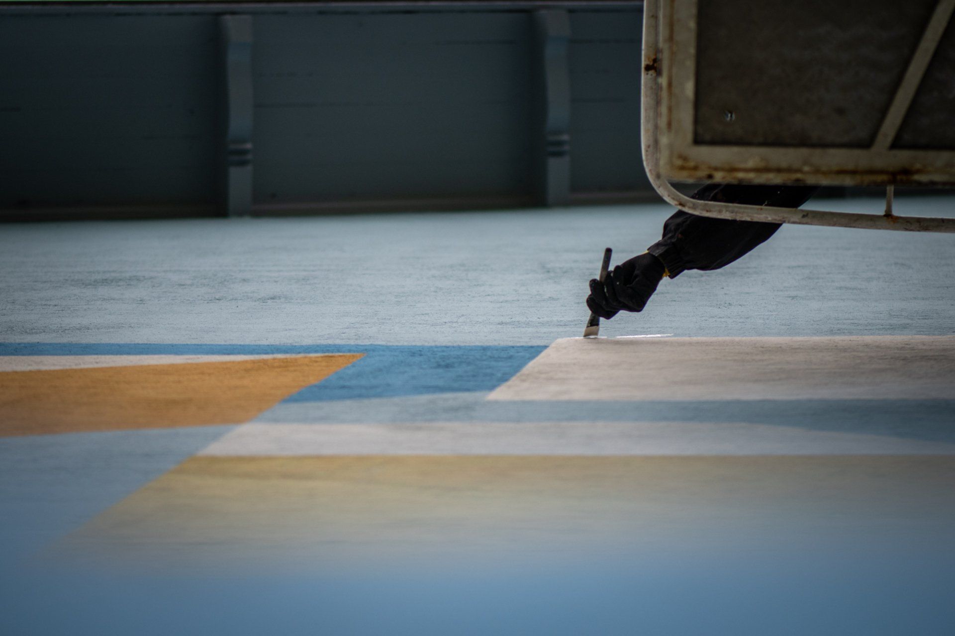 Tuomas Korkalo muraali. Taideteos kerrostalon seinässä. 