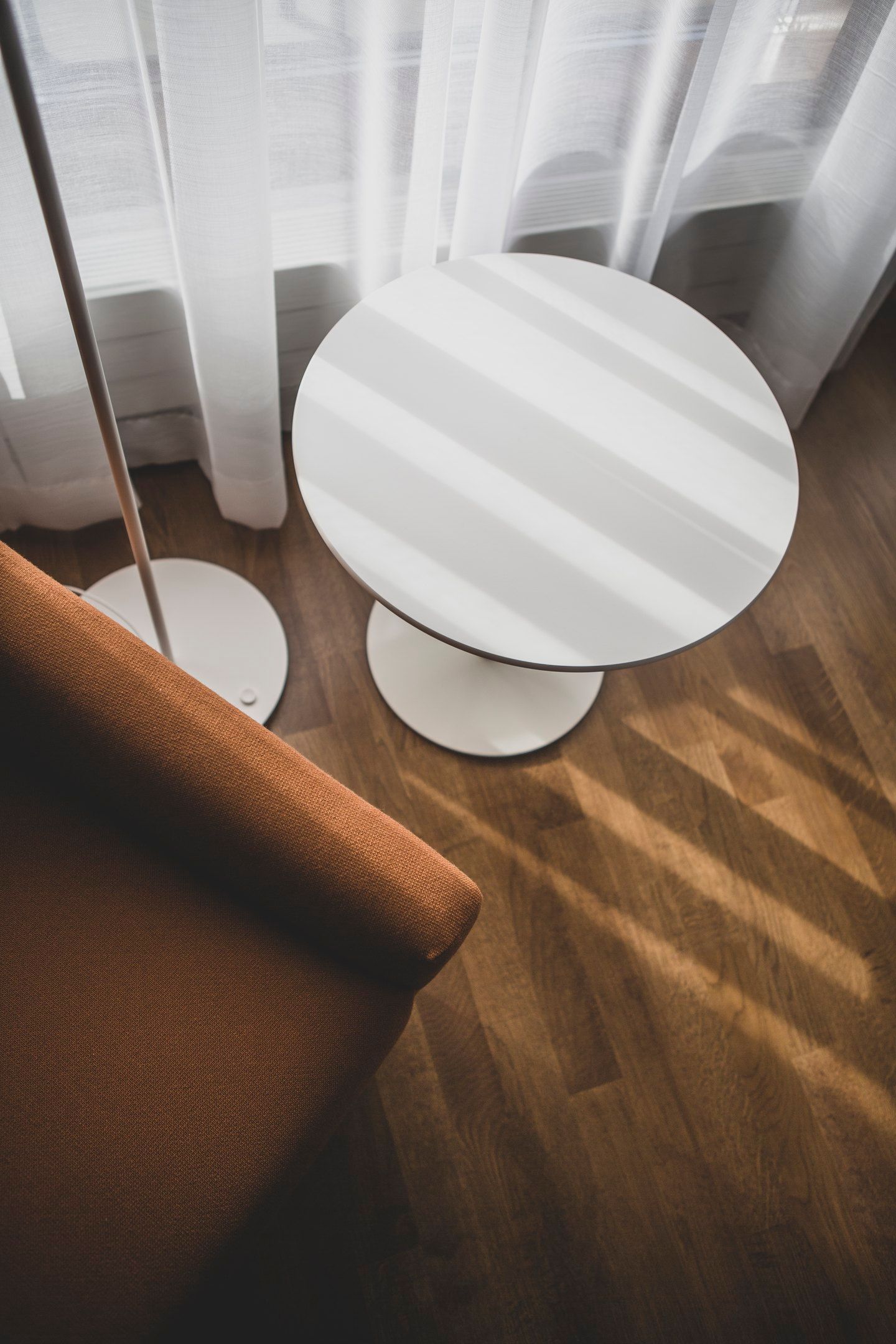 Irtokalusteet hotellihuoneessa. Ruskea verhoilukangas nojatuolissa. 