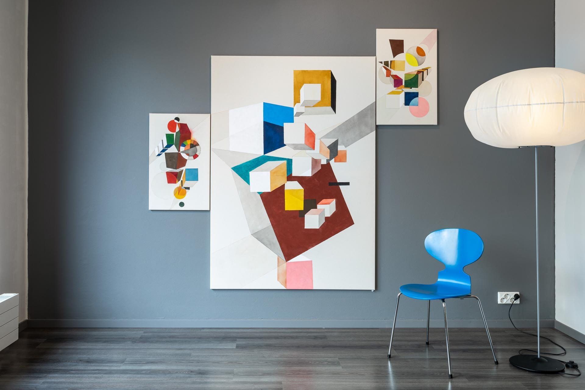 Värikäs Abstrakti taulukokoelma. Sininen Fritz Hansen Ant tuoli. Snowcrash Globlow lattiavalaisin.  