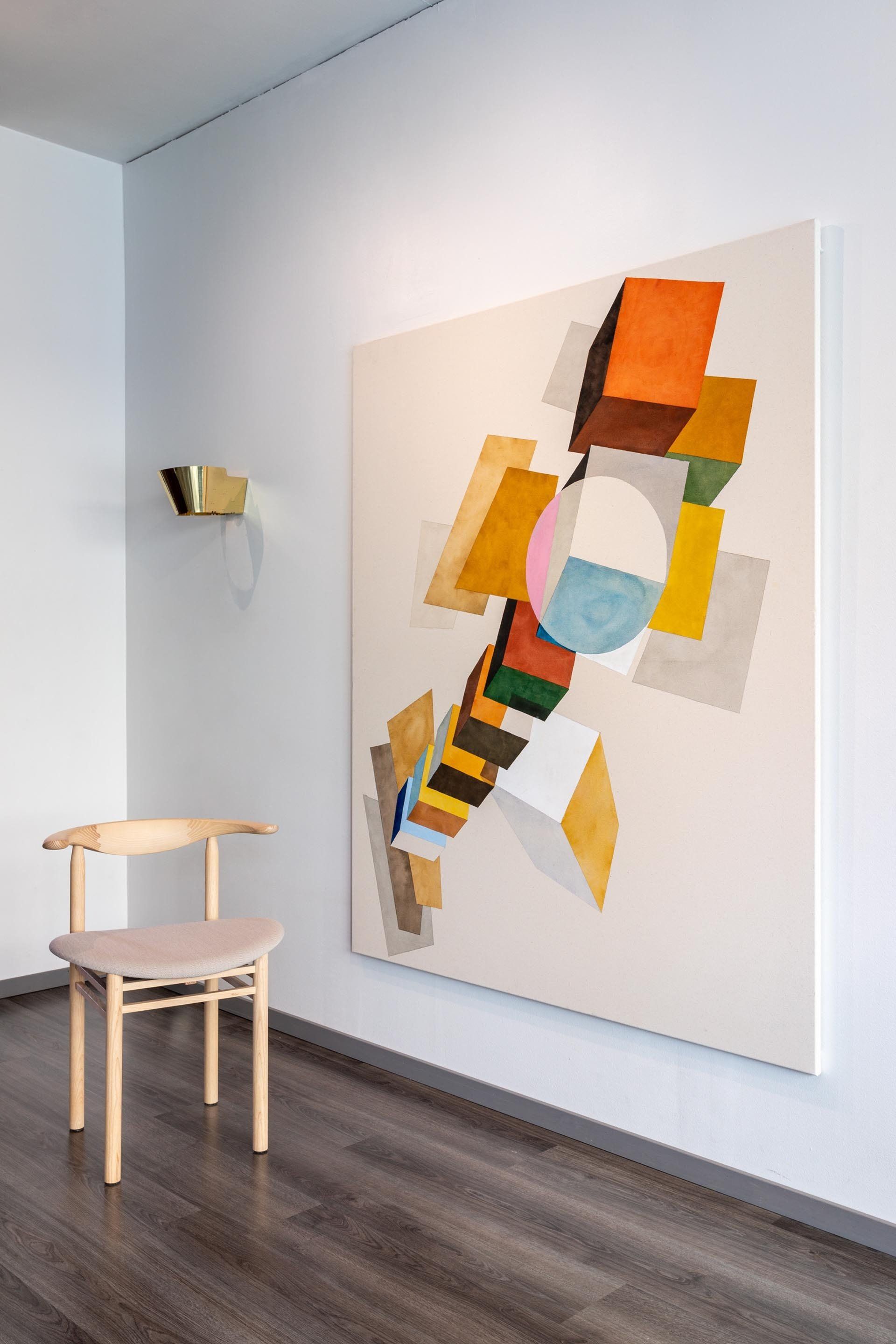 Tuomas Korkalo taideteos. Gubi Tynell messinkivalaisin ja Nikari RMT3 tuoli. 