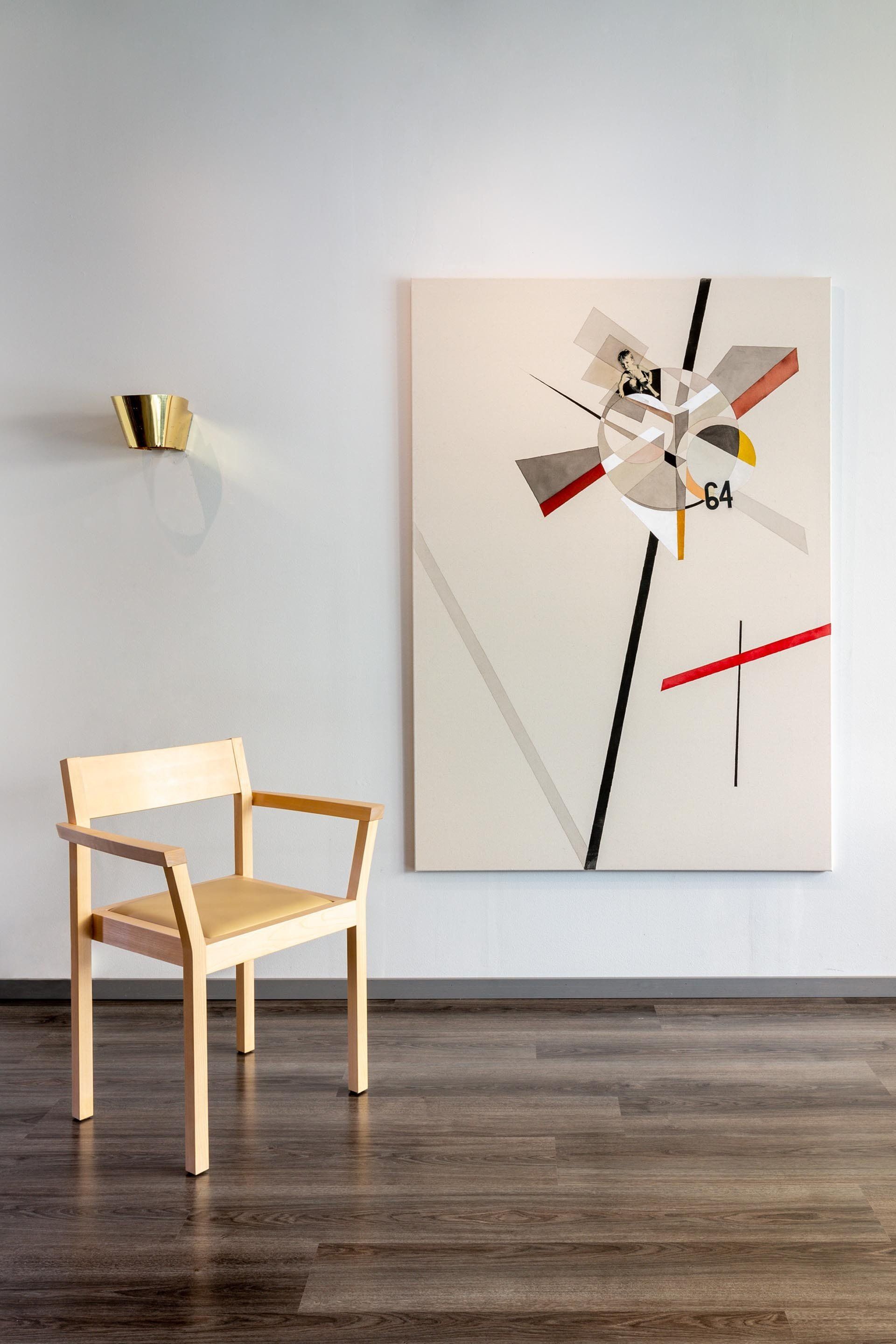 Tuomas Korkalon maalaus. Vieressä Gubi Tynell seinävalaisin ja Nikari puinen tuoli. 