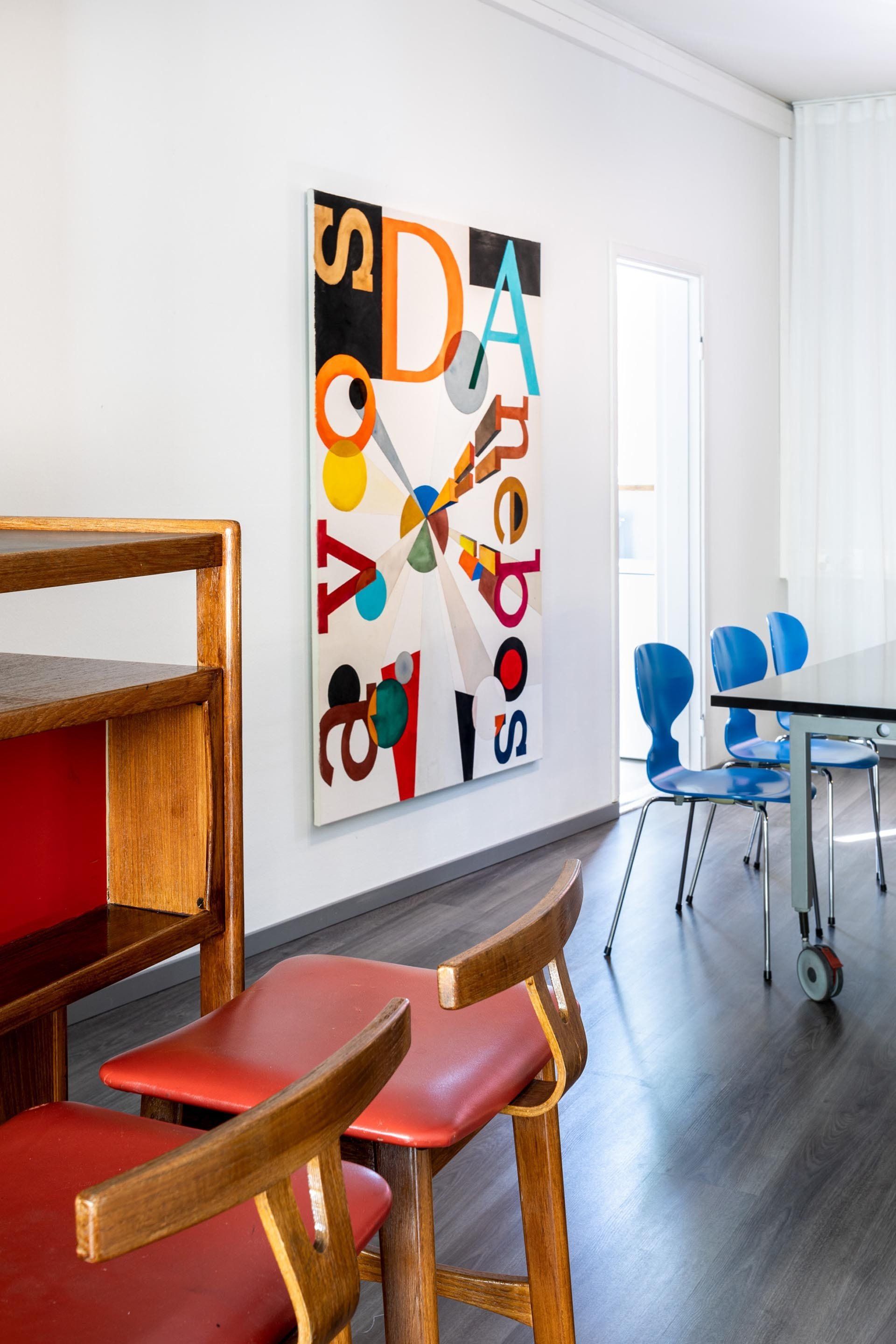 Tuomas Korkalon kesänäyttely tuula y galleriassa. Siniset muurahaistuolit ja värikäs abstrakti taideteos. 