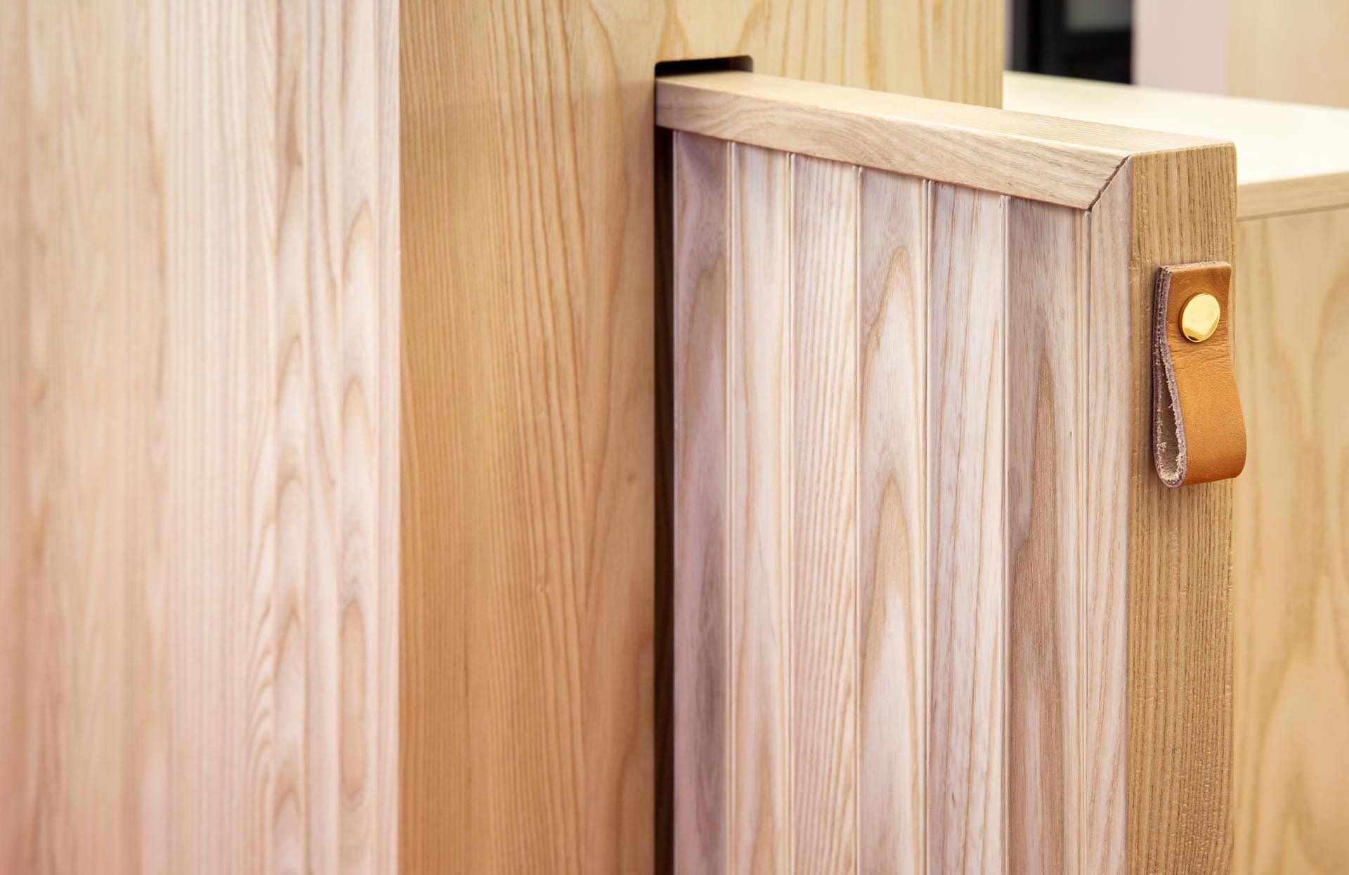 Kiintokausteiden detaljisuunnittelu - palvelutiskin liukuovi.