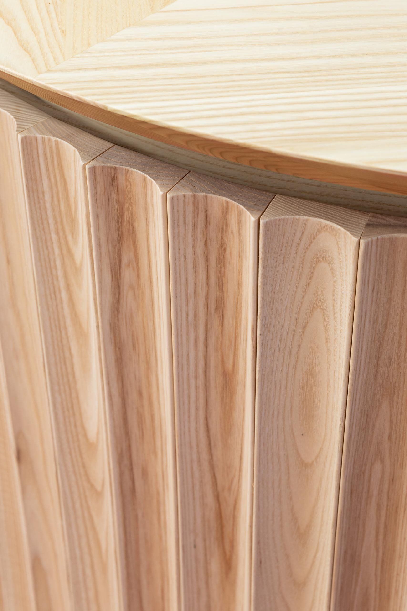 Kiintokalusteiden detaljisuunnittelu. Muotoiltu rimoitus tiskikalusteessa. 