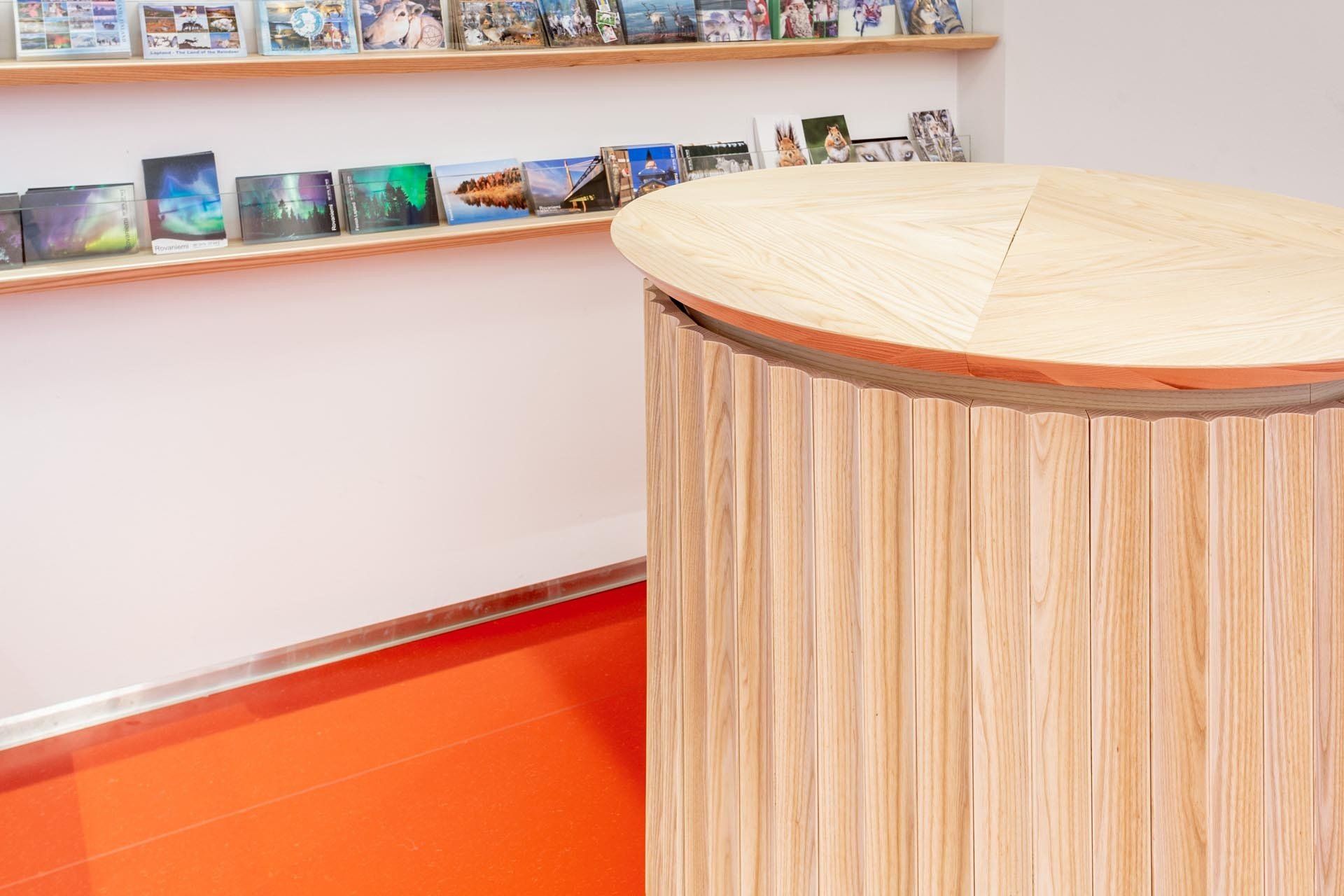 Esittelykalusteet. Korttihyllykkö ja esittelypöytä puusepäntyönä.