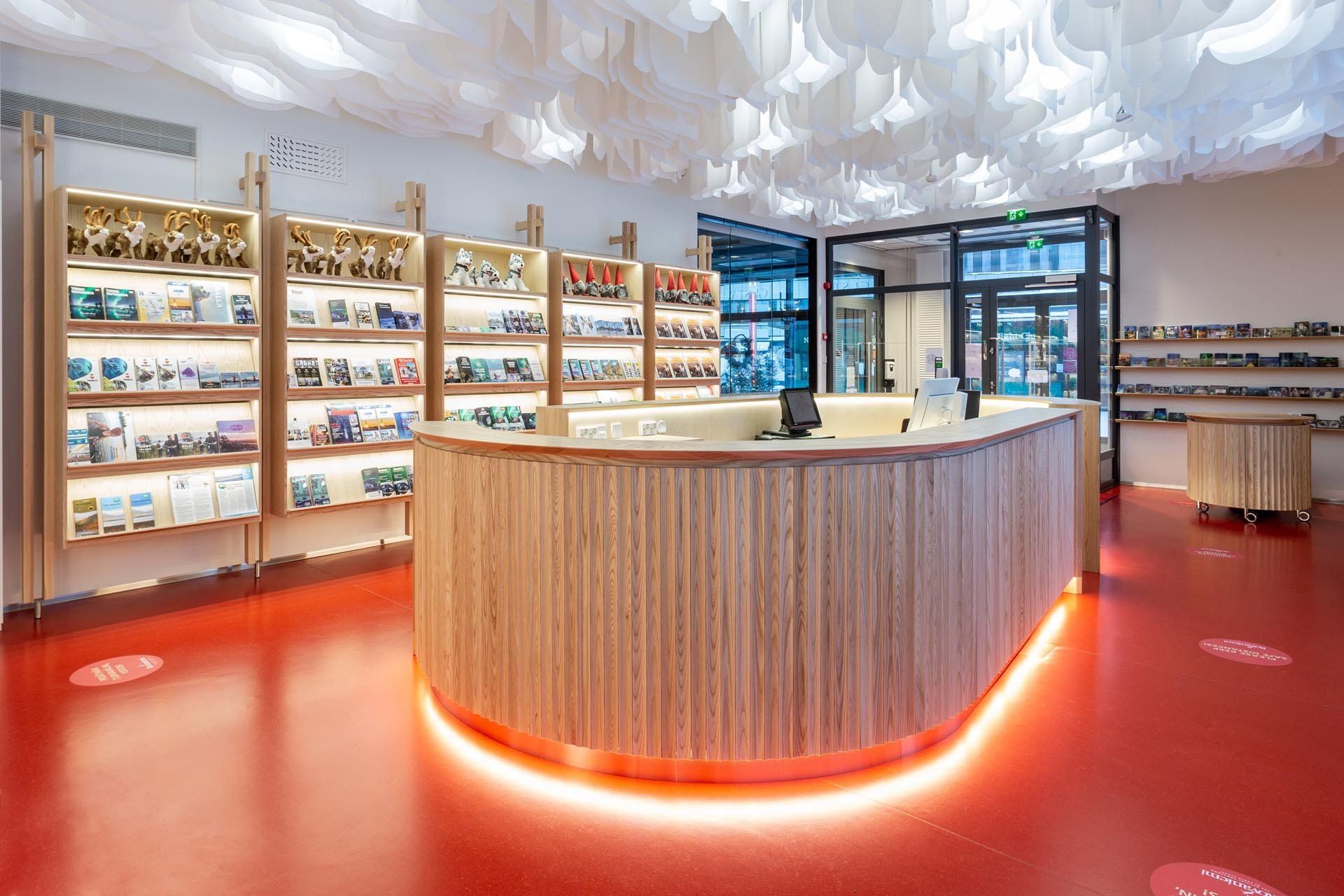 Tehosteväri lattiassa. Myymälän punainen lattia Artigo Kayar kumimatto. 