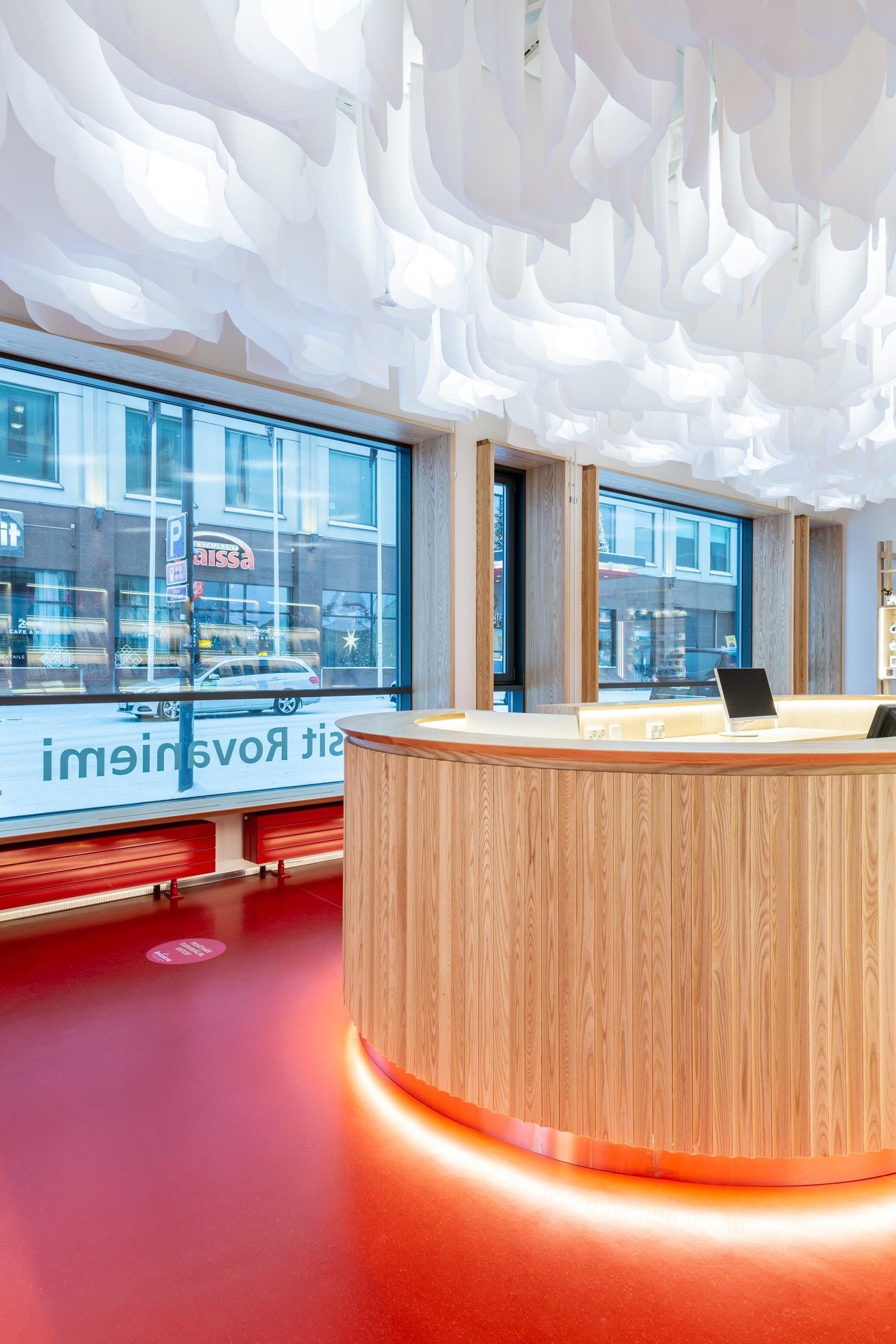 Liiketilan näyteikkuna - penkkeinä toimivat puiset ikkunasyvennykset.