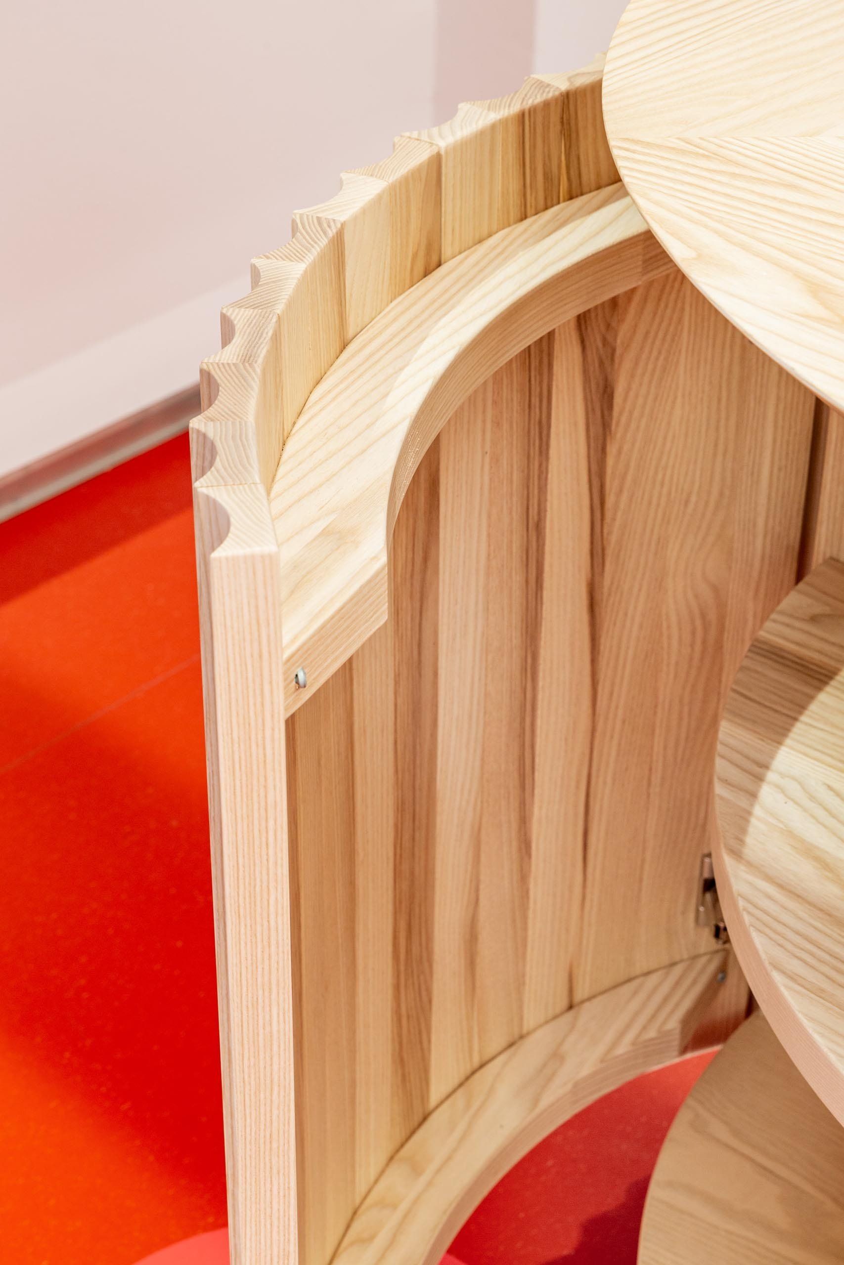 Kiintokalusteiden detaljisuunnittelu. Kaareva saarnipuinen kaapin ovi. 