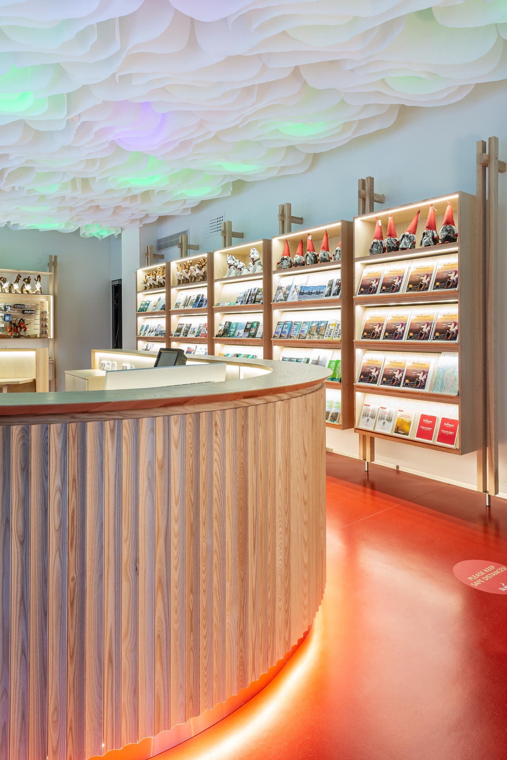 Kankaasta tehty väriä vaihtava valokatto kuvastaa revontulia. Hyllyissä esillä lappi- ja jouluaiheisia tuotteita.