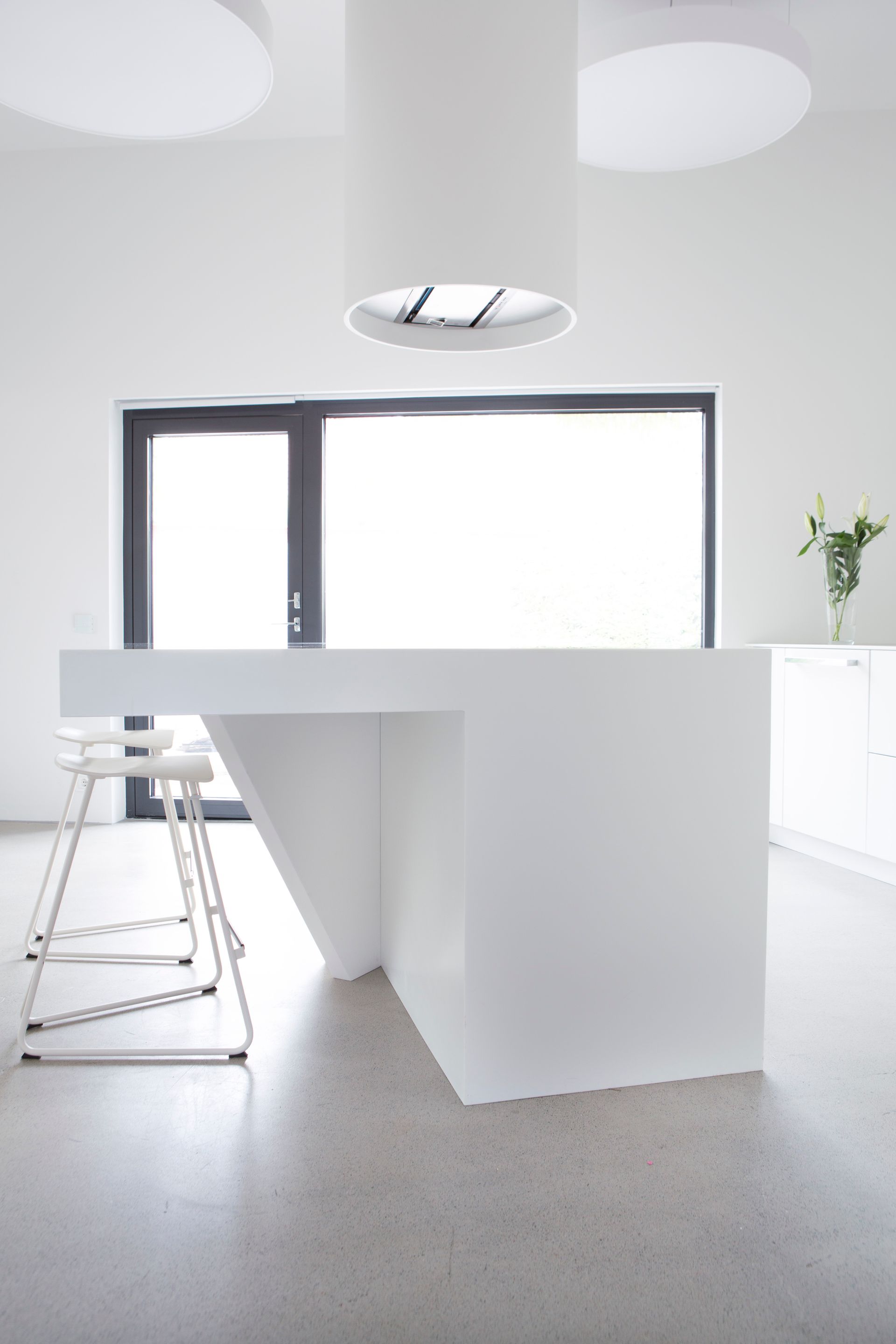 Moderni veistoksellinen saareke. Mittatilaustyö.