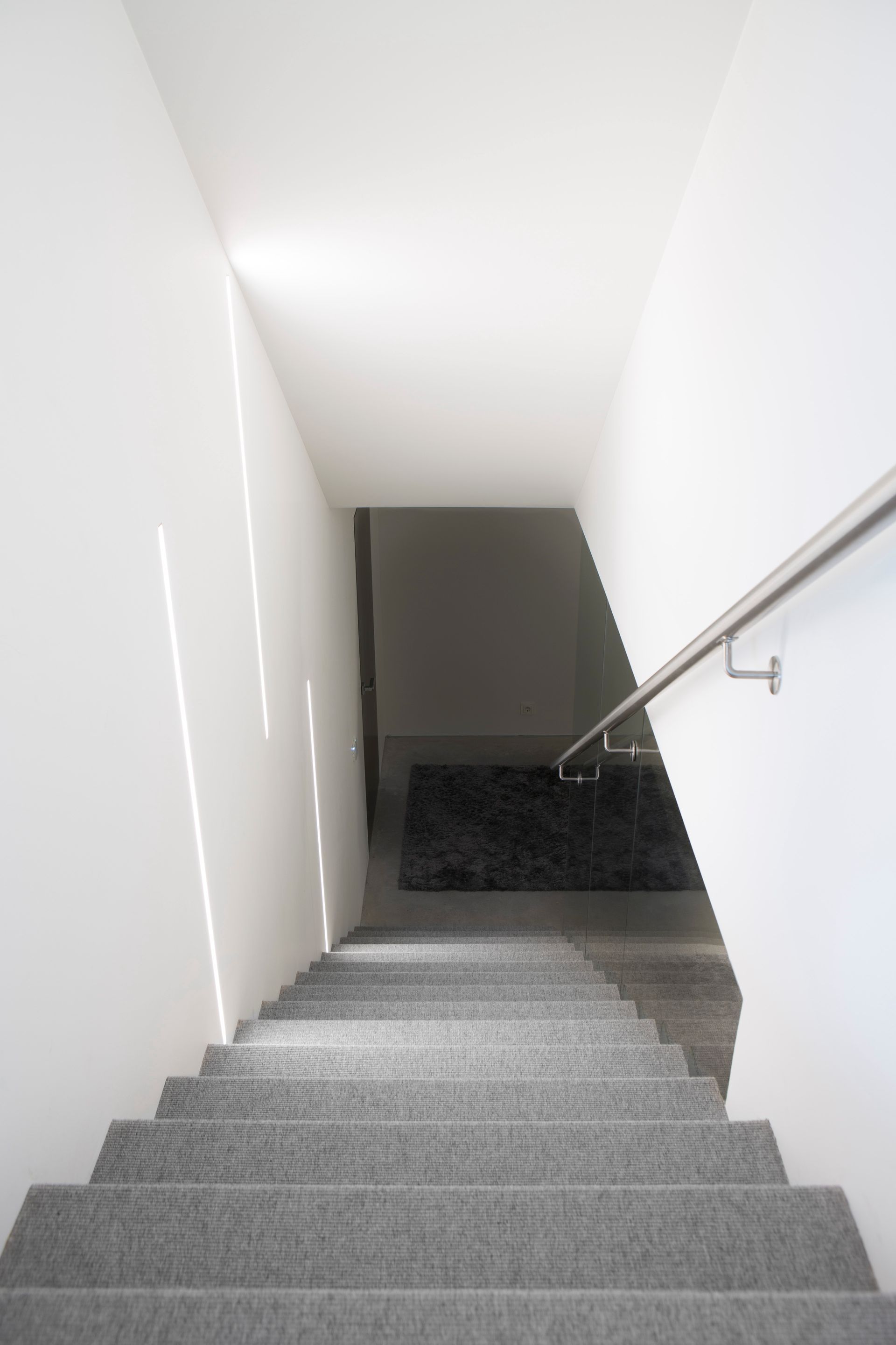 Portaikon valaistus. Viivan muotoiset upotetut led-valaisimet. 