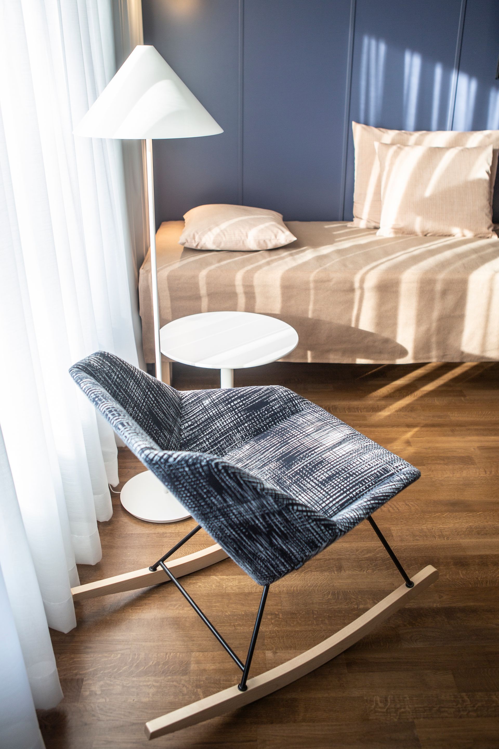 Tekstiilisuunnittelu. Nojatuolin verhoilukangas Svensson Kajal. Huppupeite runkopatjaan Kvadrat Parkland. 