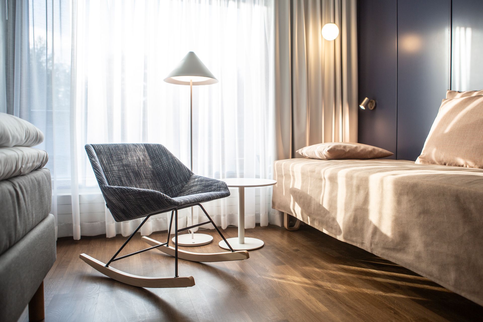 Hotellihuoneen sisustus. Keinutuoli Vivero Rosebud. Runkopatjassa kotelopeitto. 