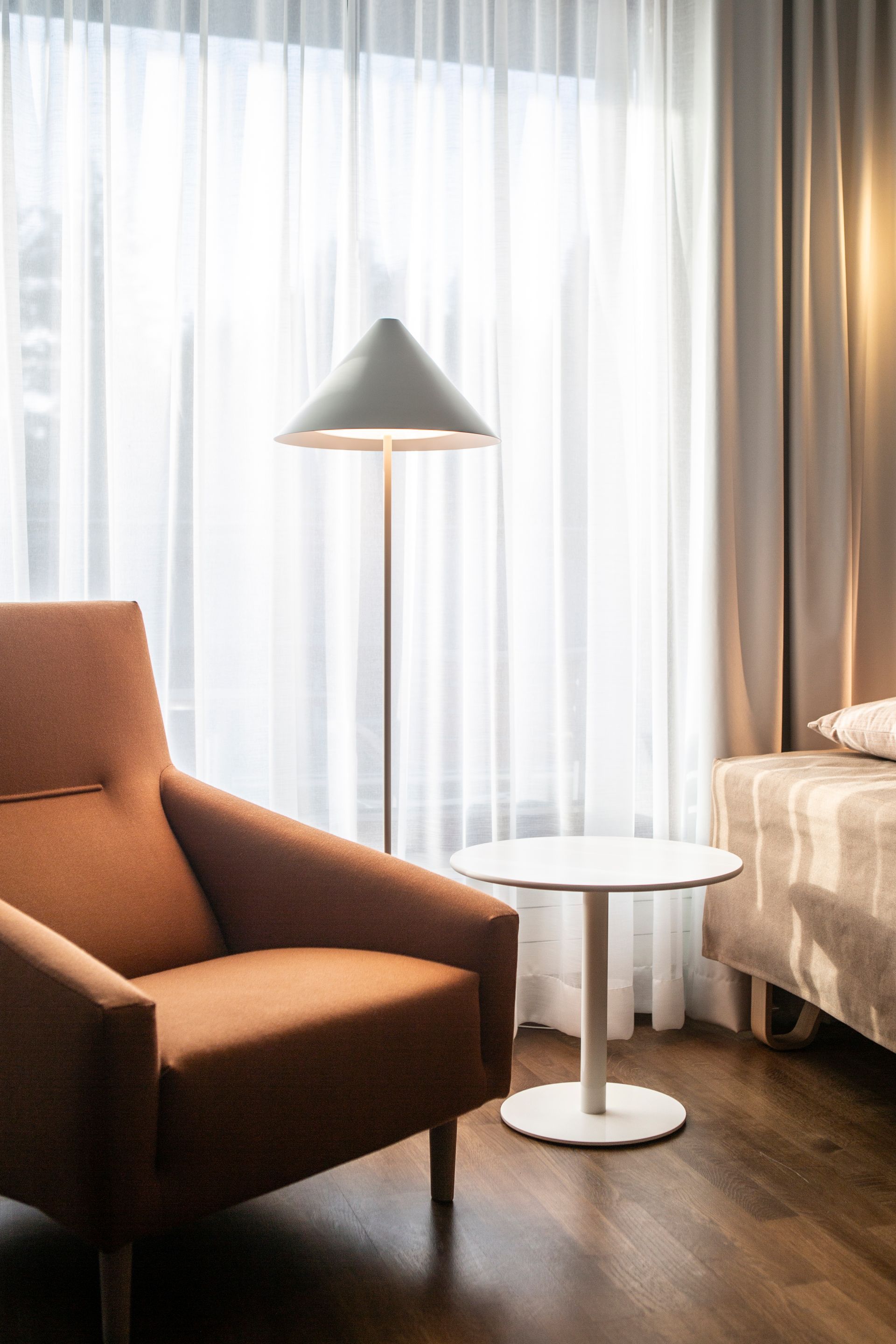 Harmooninen irtokaluste - ja tekstiilisuunnitelma hotelliin.