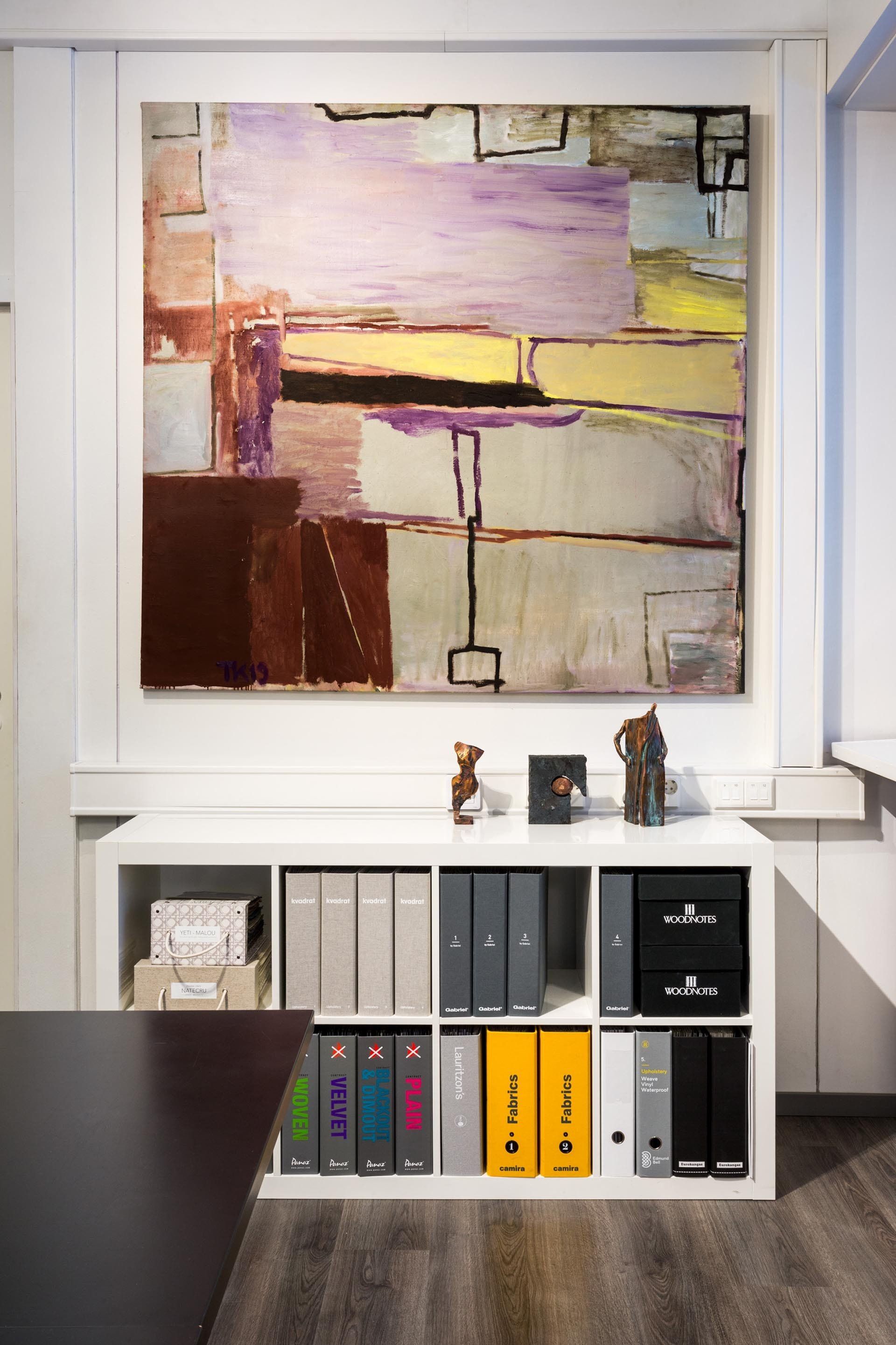 Tuuli Kerätär taideteos suunnittelutoimistossa. Hyllykössä materiaalinäytteet. 