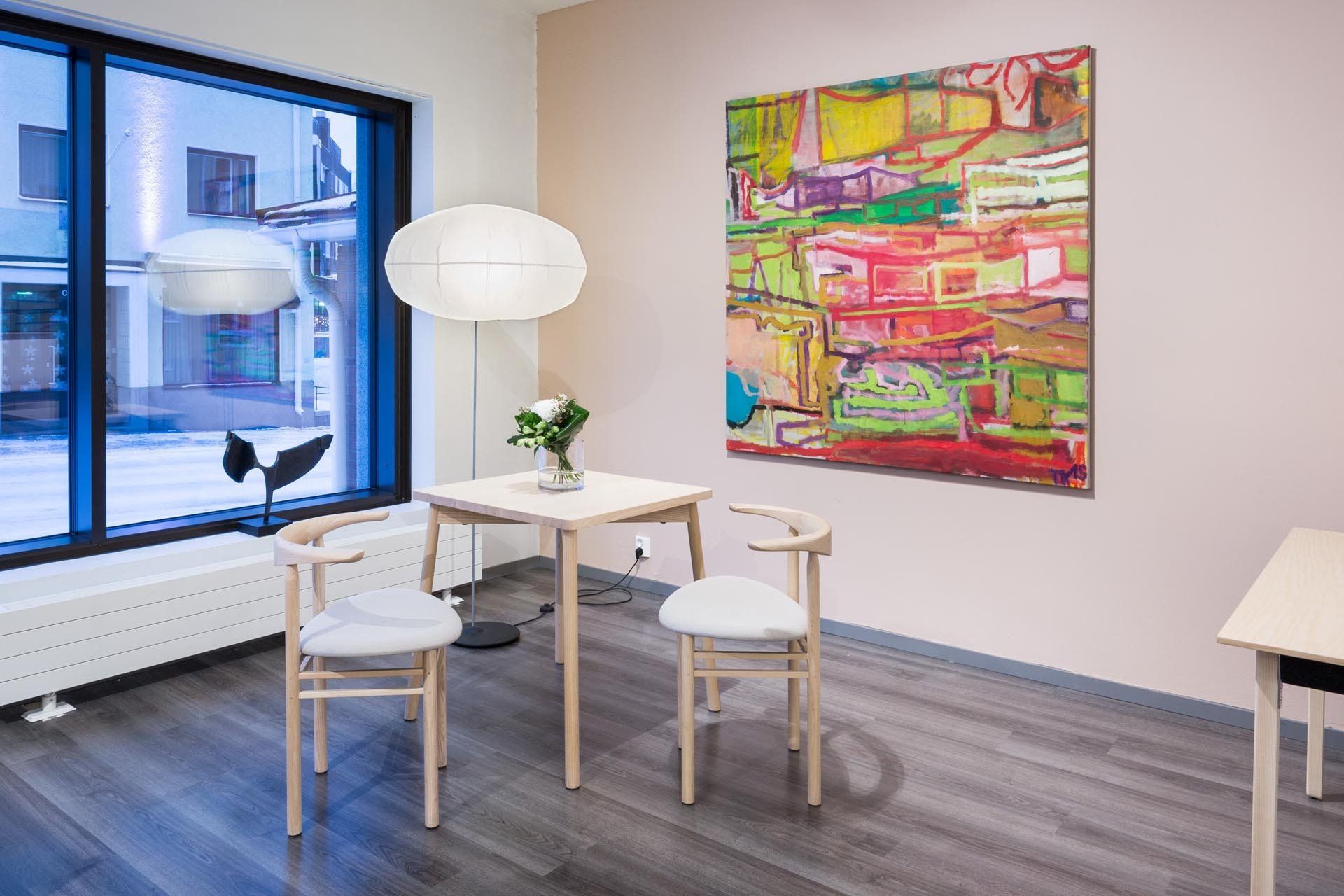 Taidegalleria ja suunnittelutoimisto Rovaniemellä. Näyteikkunassa Nikari pöytäryhmä ja Snowcrash Globlow lattiavalaisin. 