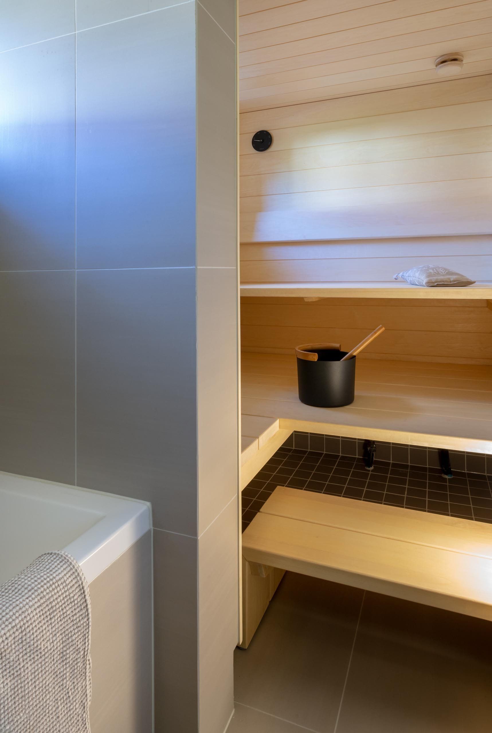 Kodin saunaosaston remontti. Lankkulauteet haapa. 