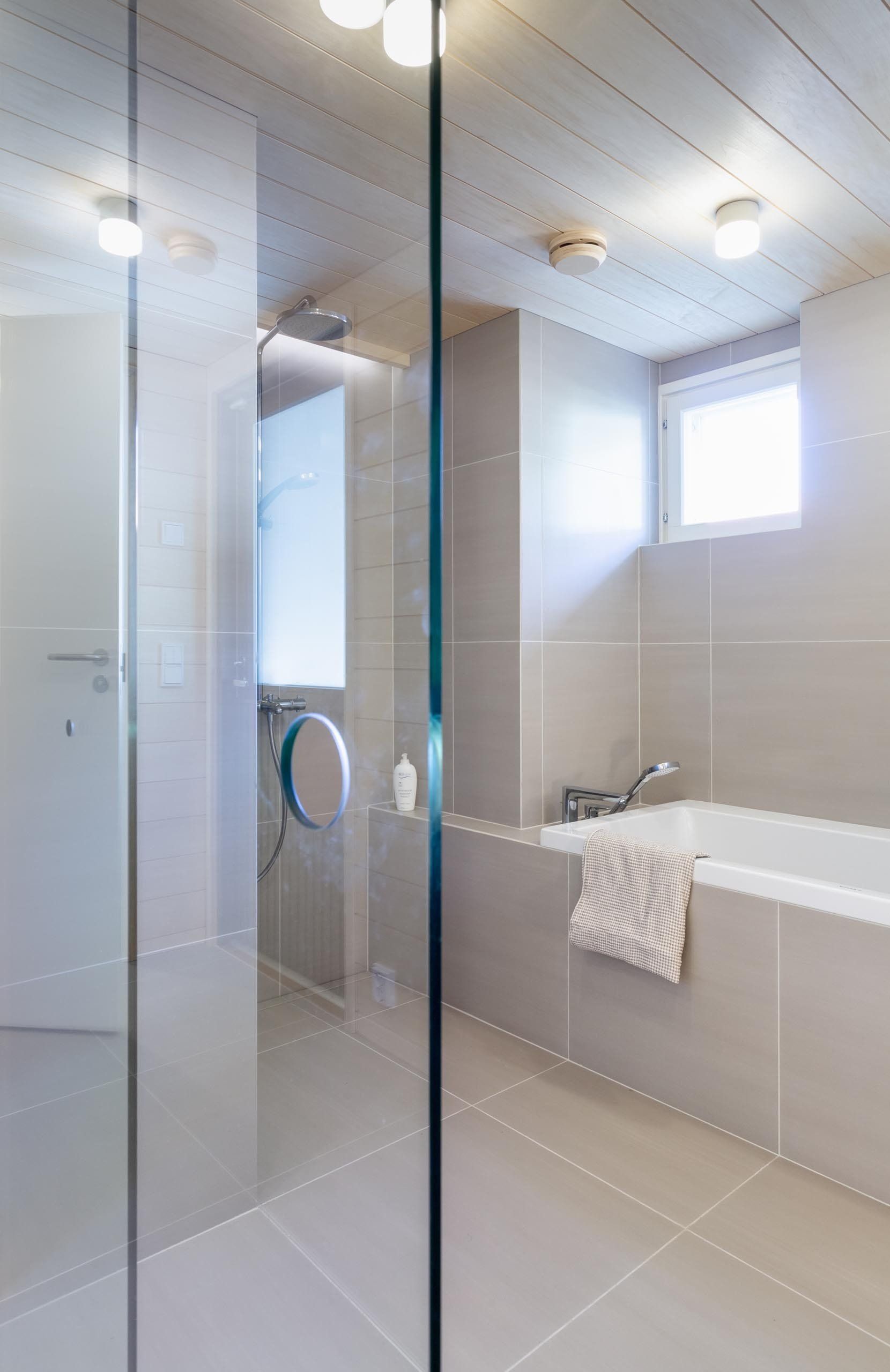 Kylpyhuoneen remontti. Laatoitettu ja upotettu kylpyamme. 