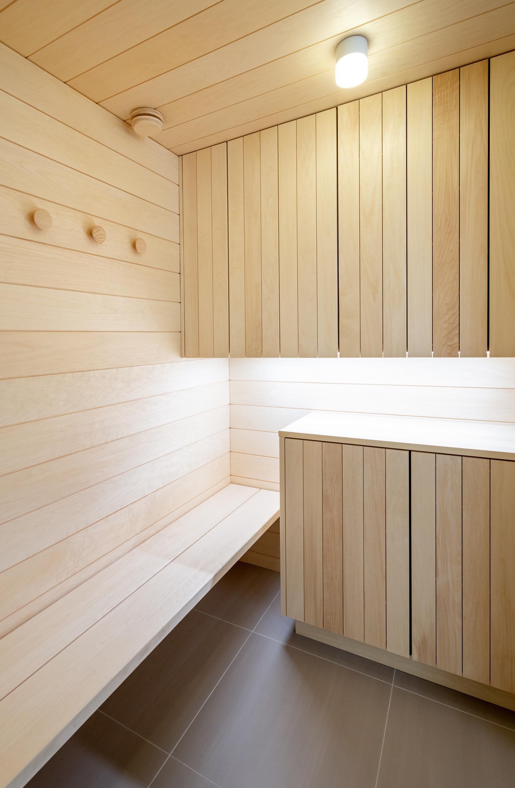 Kylpyhuoneen suunnitelma. Pukuhuoneen kalusteissa lautaovet haapalautaa. 