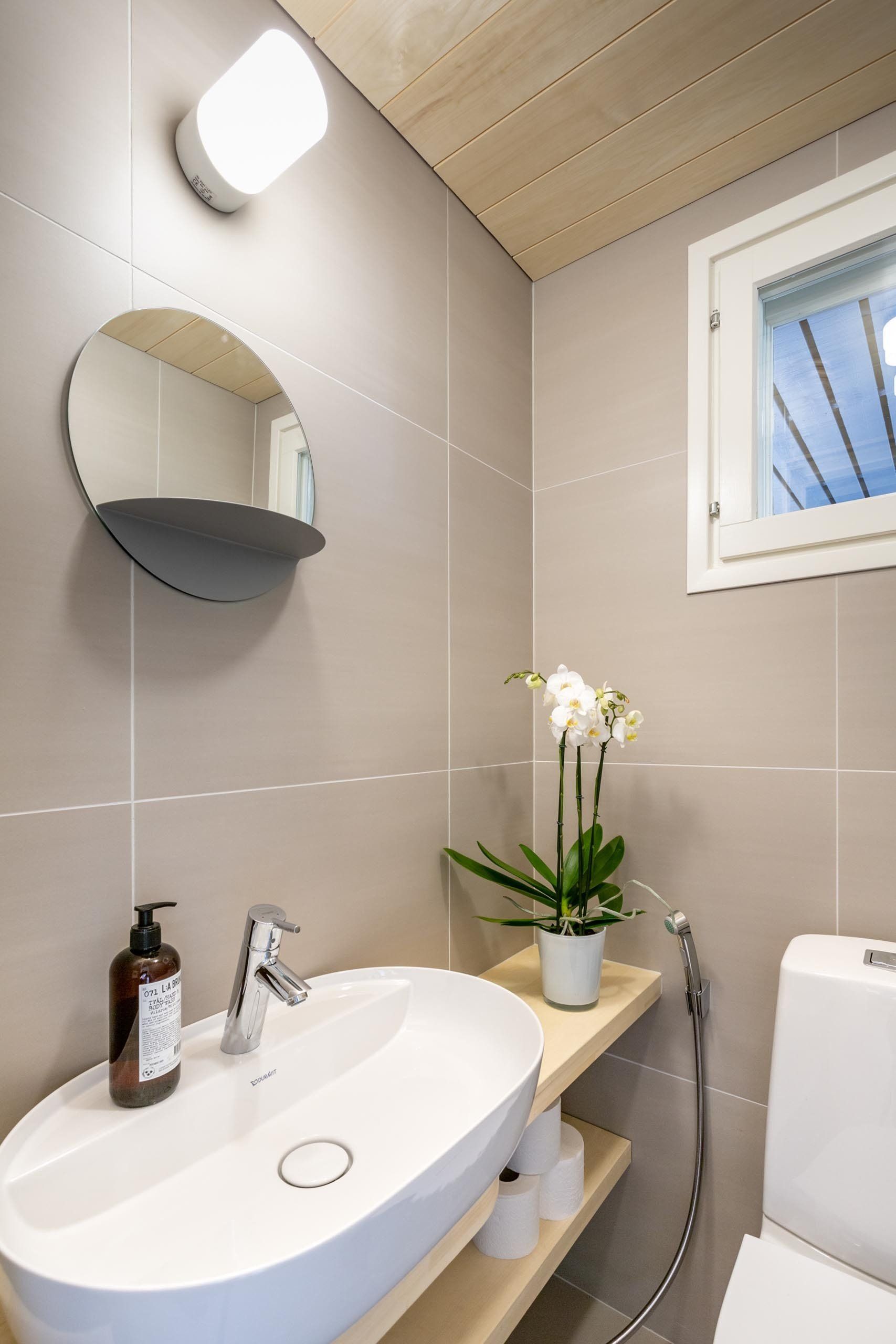 WC remontti. Duravit pesuallas tason päällä. Hansgrohe hana. 