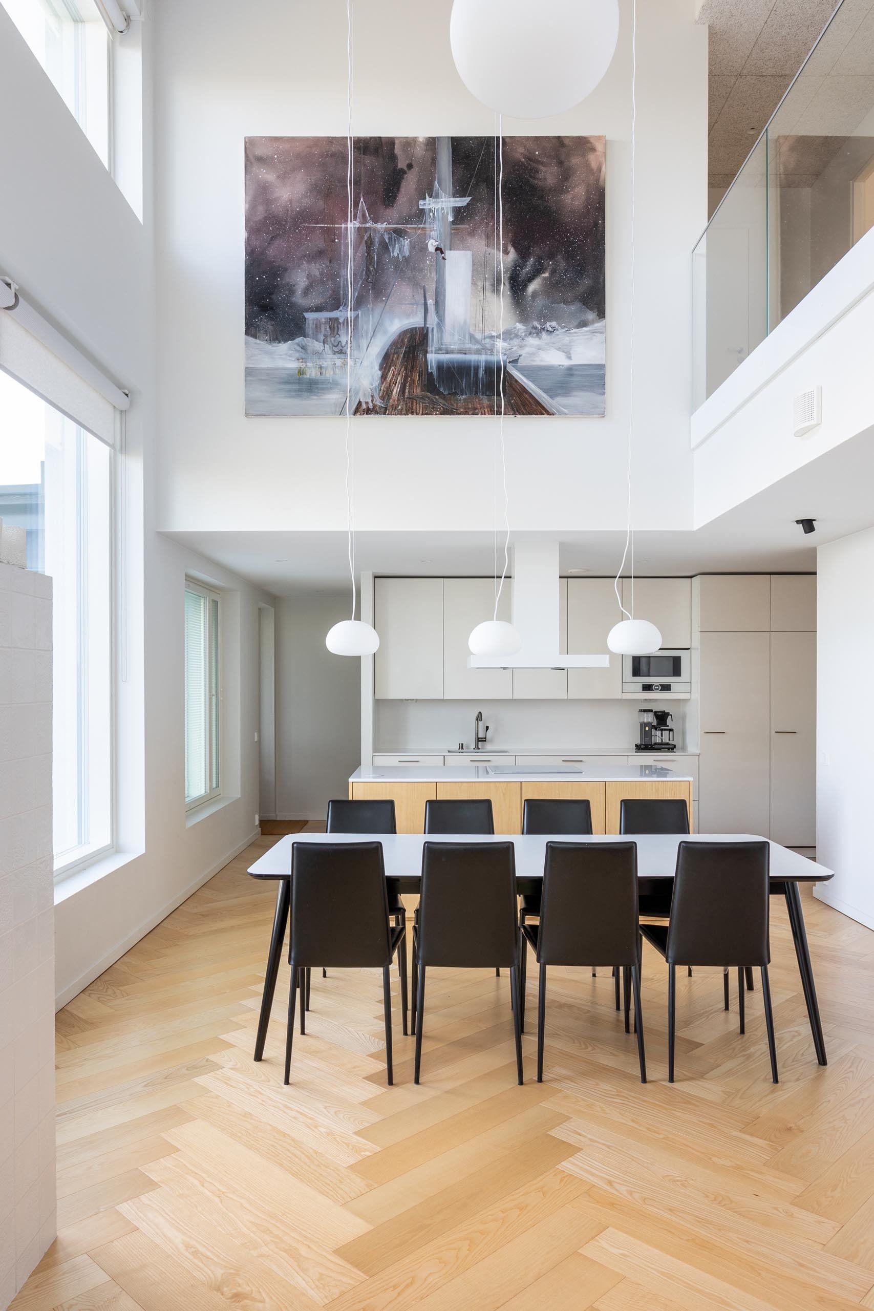 Omakotitalon keittiösuunnitelma. Puinen saareke. 