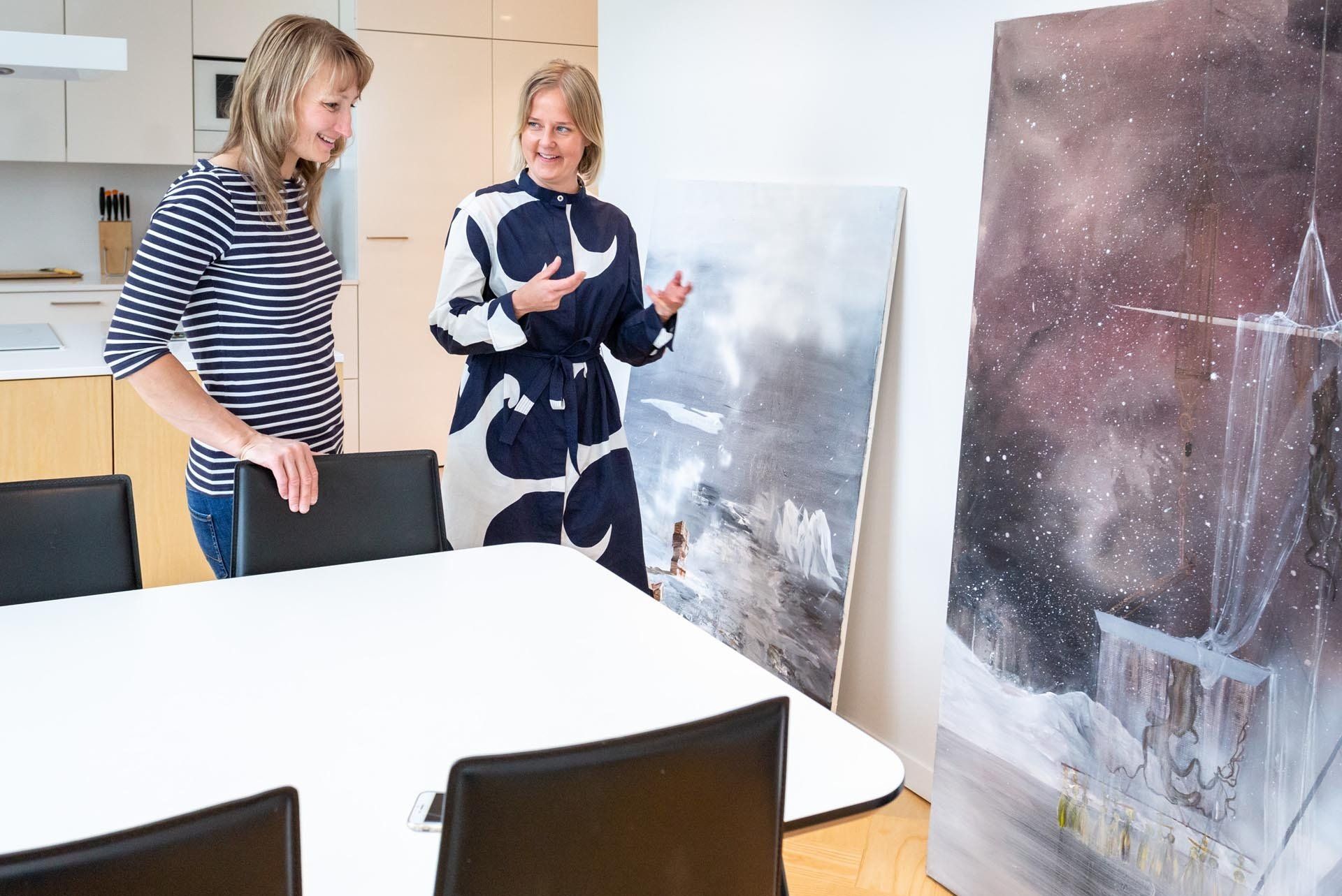 Kuvataiteilija Hanna Kannon taidetta Tanja Poutiaisen kotona.