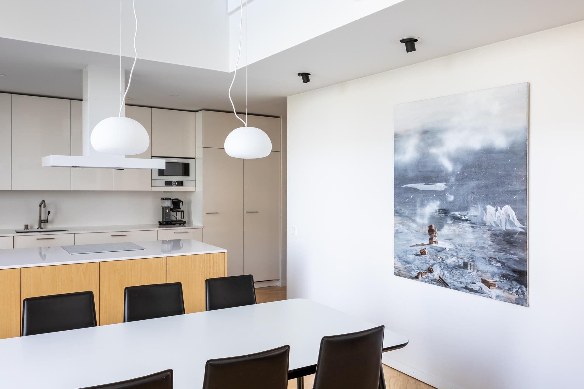 Taideteoksen kohdevalaistus. Alakatossa upotetut mustat spottivalaisimet. 