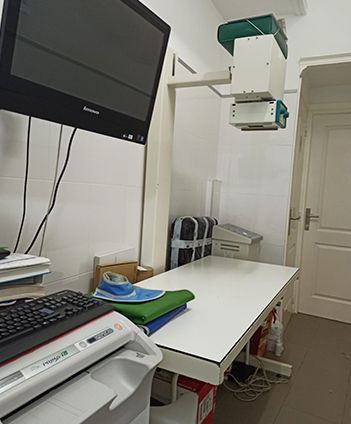 Un monitor de computadora está colocado encima de un escritorio en una habitación.