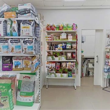 Hay muchas bolsas de comida para perros en los estantes de esta tienda.