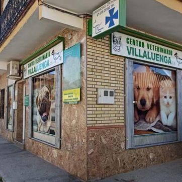 Un edificio de ladrillo con un cartel que dice Centro Veterinario Villaluenga