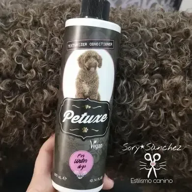 Una persona sostiene una botella de acondicionador con la imagen de un perro.