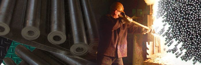 Um homem está a trabalhar numa peça de metal numa fábrica.