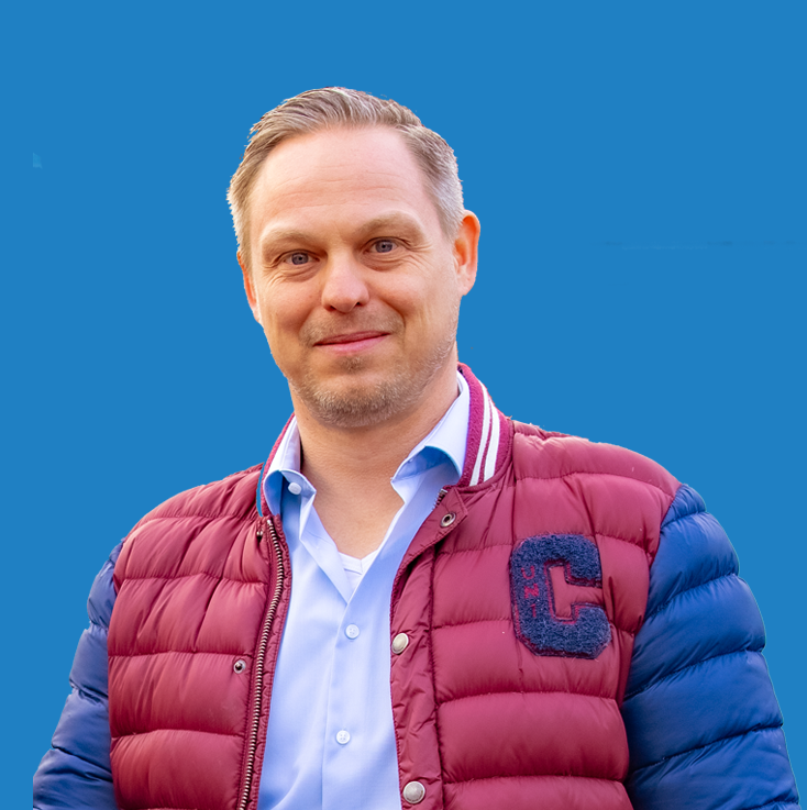 Ein Mann, der eine Jacke mit dem Buchstaben C darauf trägt