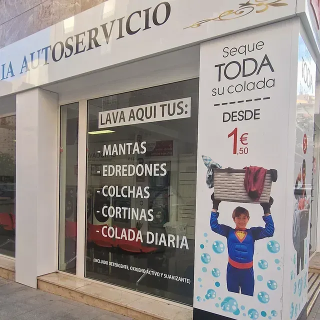 Un escaparate con un cartel que dice lava aquí tus