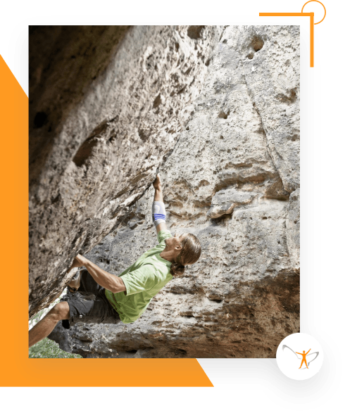 Person klettert an Berg, Bouldering