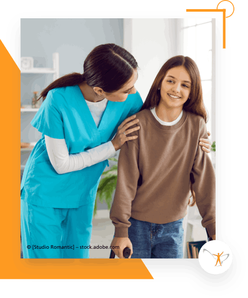Kind mit orthopädischer Gehhilfe wird von Pflegerin gehalten